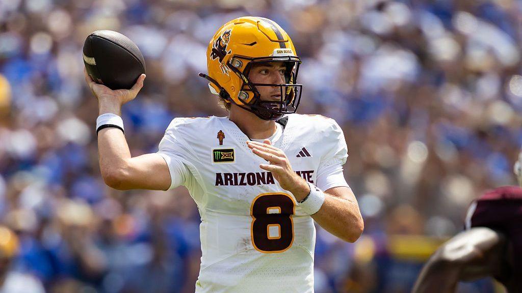 Cutter Boley, quarterback do Arizona State Sun Devils, lança a bola