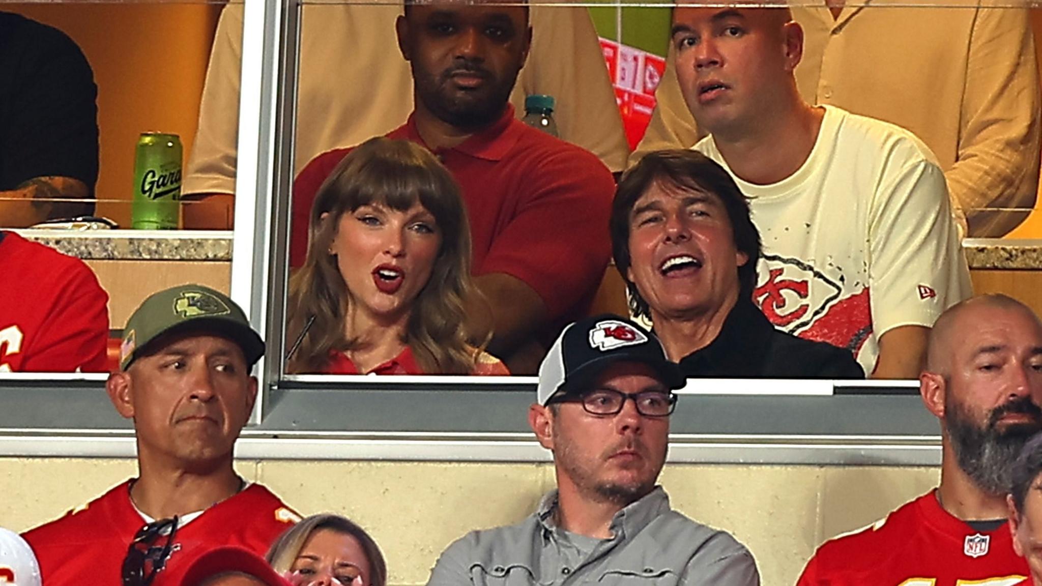 Taylor Swift e Tom Cruise assistem a Chiefs contra Broncos no Arrowhead Stadium