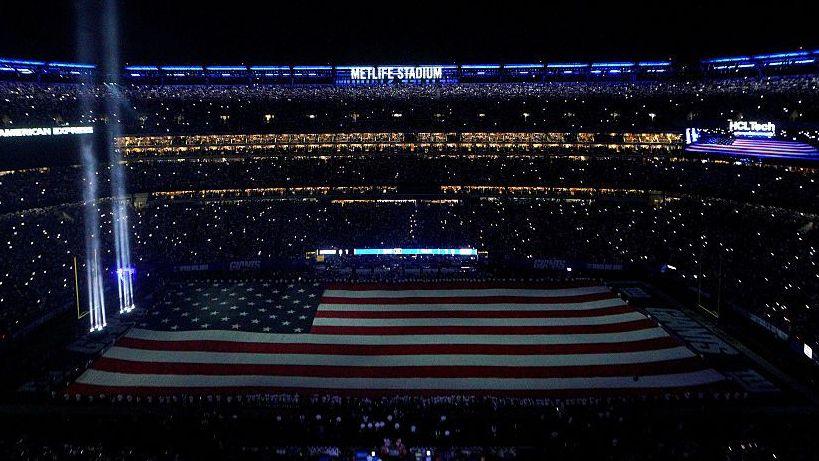 Homenagem luminosa às vítimas dos ataques de 11 de setembro no MetLife Stadium