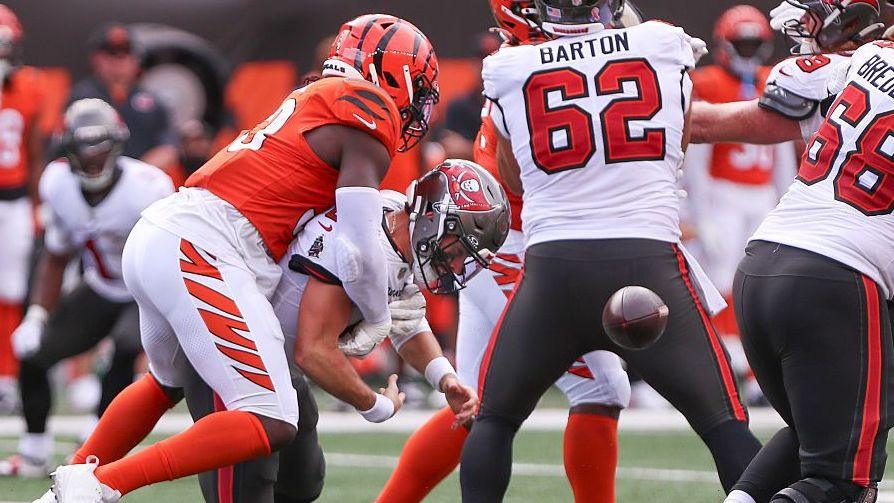 Boye Mafe, dos Bengals, derruba Baker Mayfield, dos Buccaneers, e força um fumble