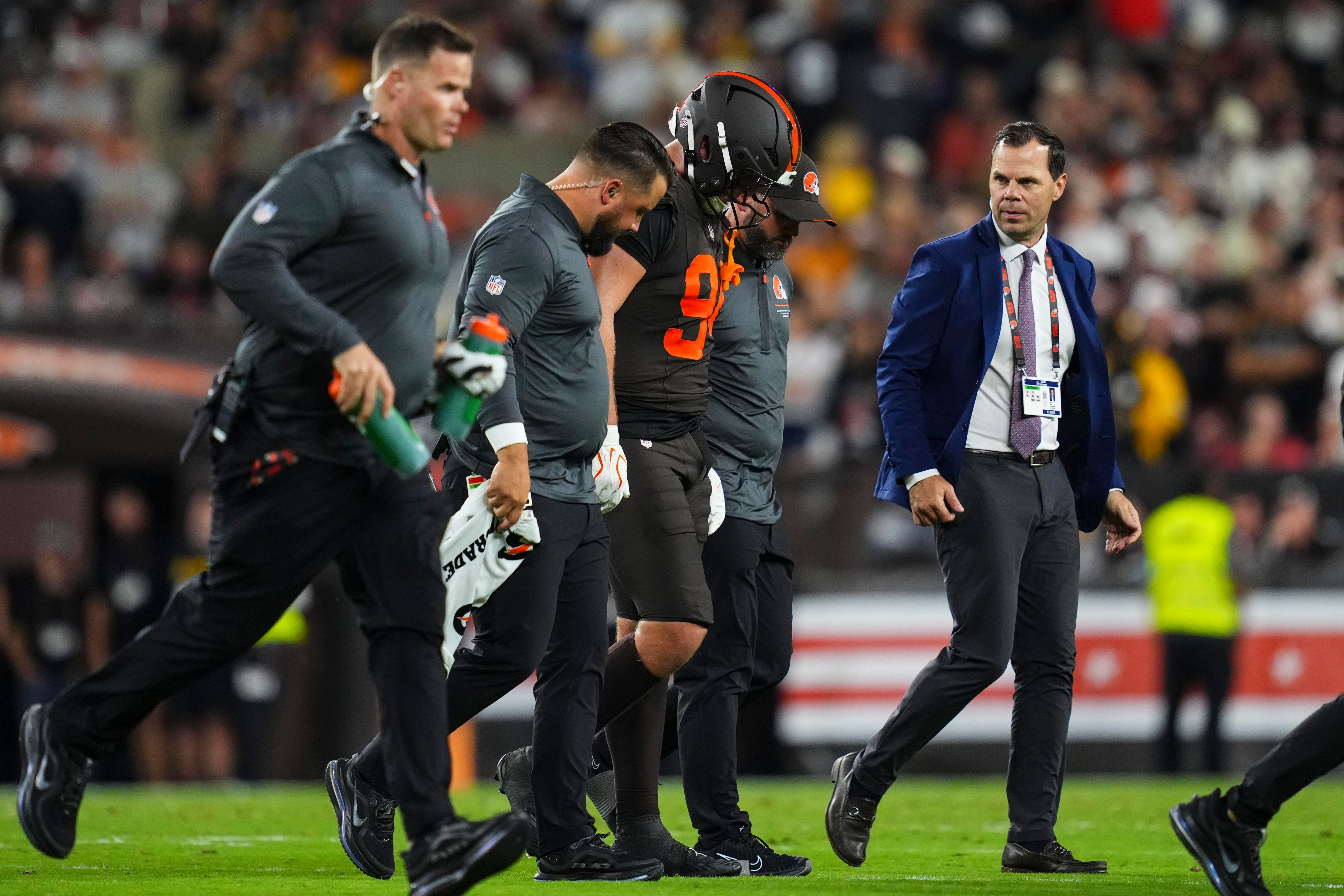 Mason Graham deixa o campo acompanhado pela equipe dos Browns.