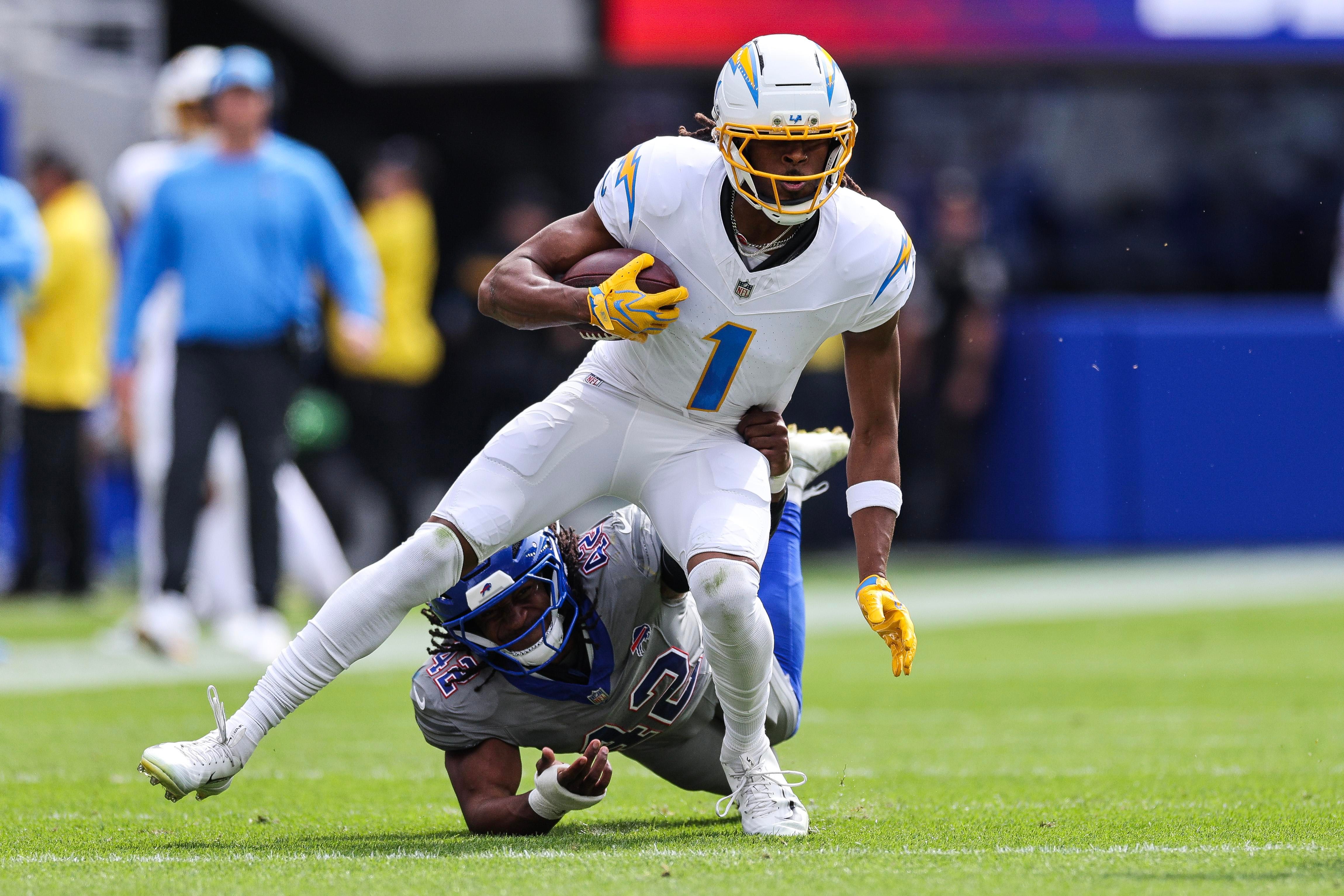 Dorian Williams tenta derrubar Quentin Johnston após uma recepção de seis jardas em Bills x Chargers, em Orchard Park, em 27 de setembro de 2026.