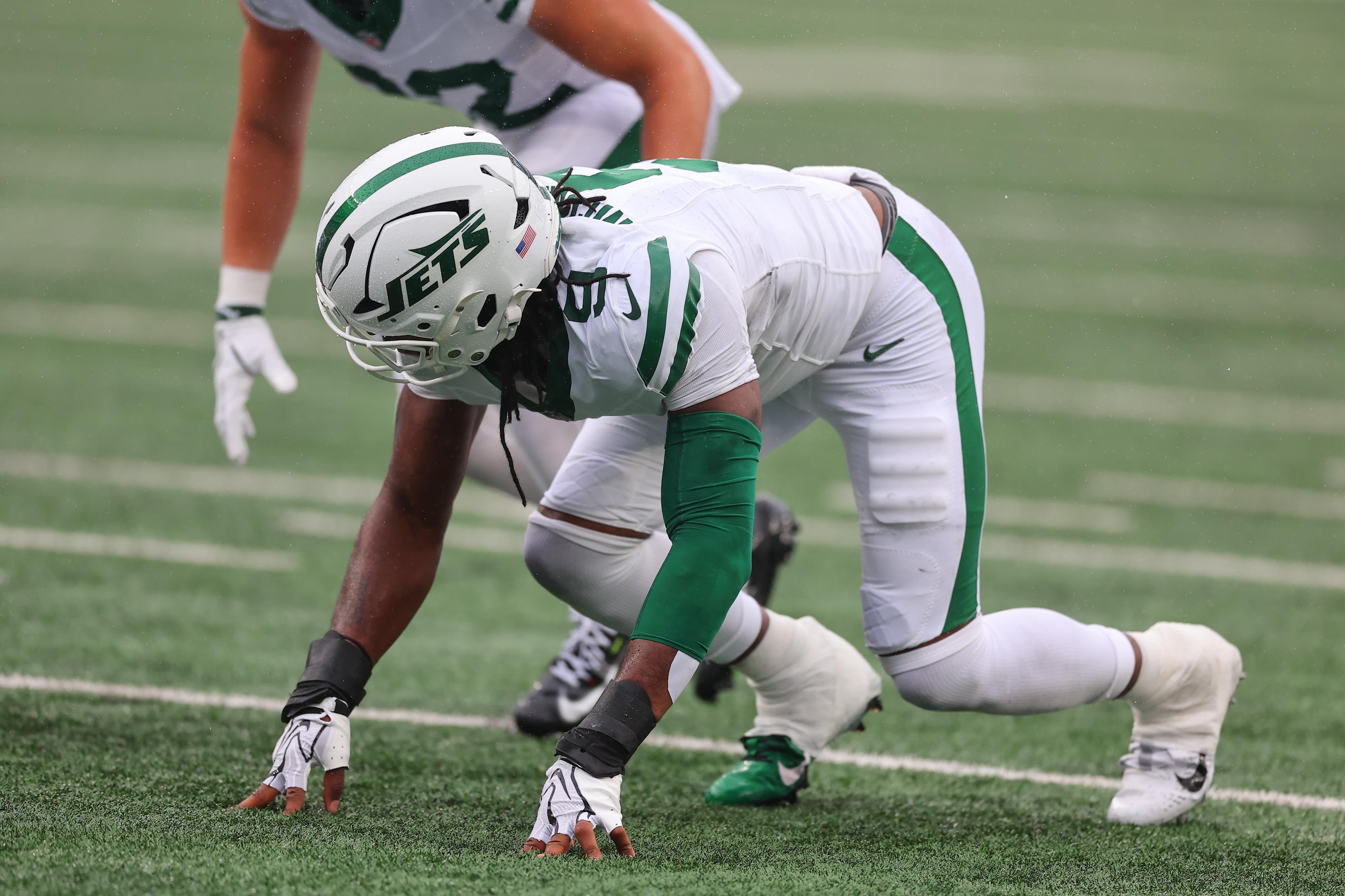 Jogador da linha ofensiva dos Jets se posiciona antes do snap.