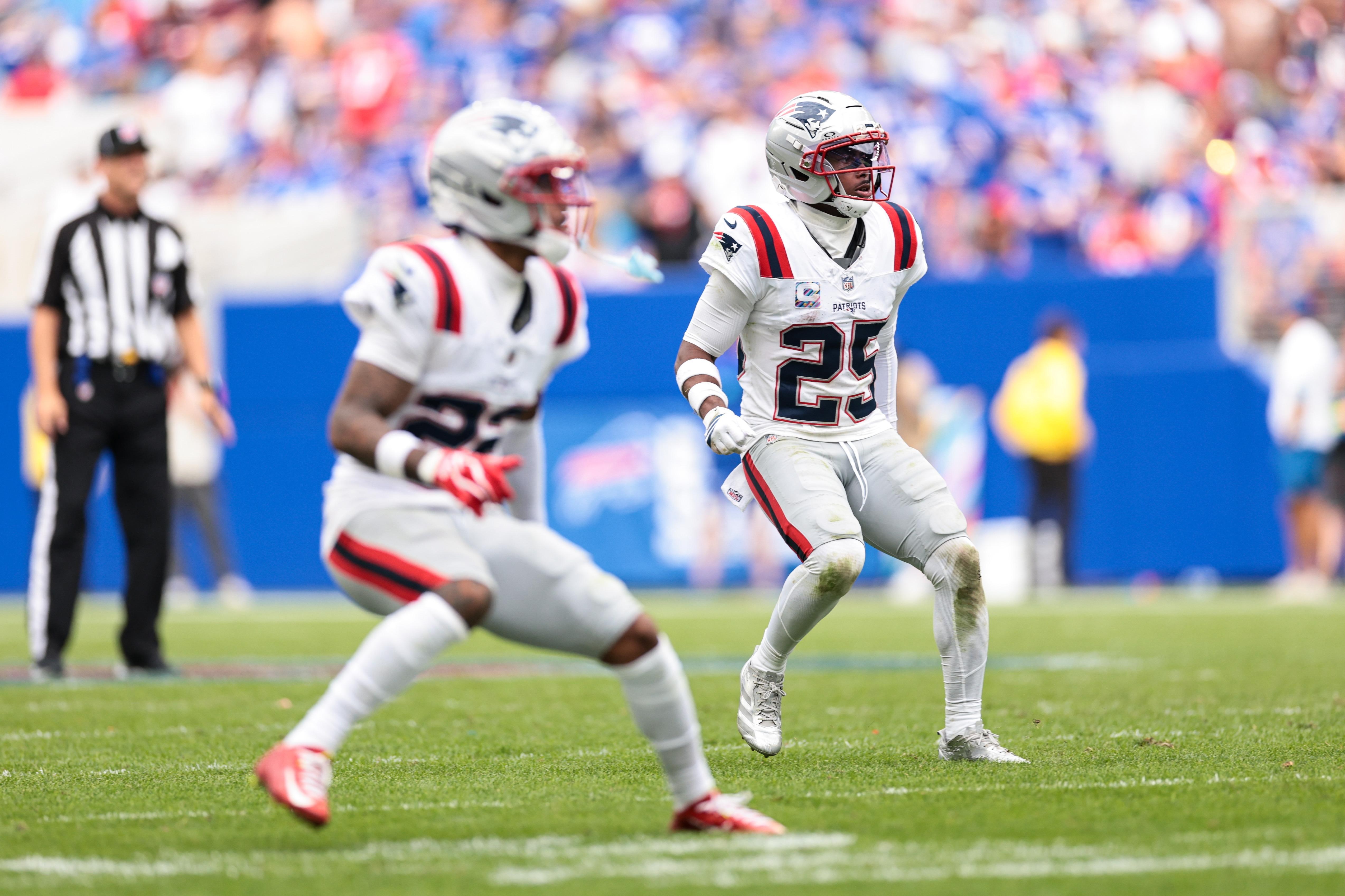 Cornerbacks dos Patriots durante uma partida.