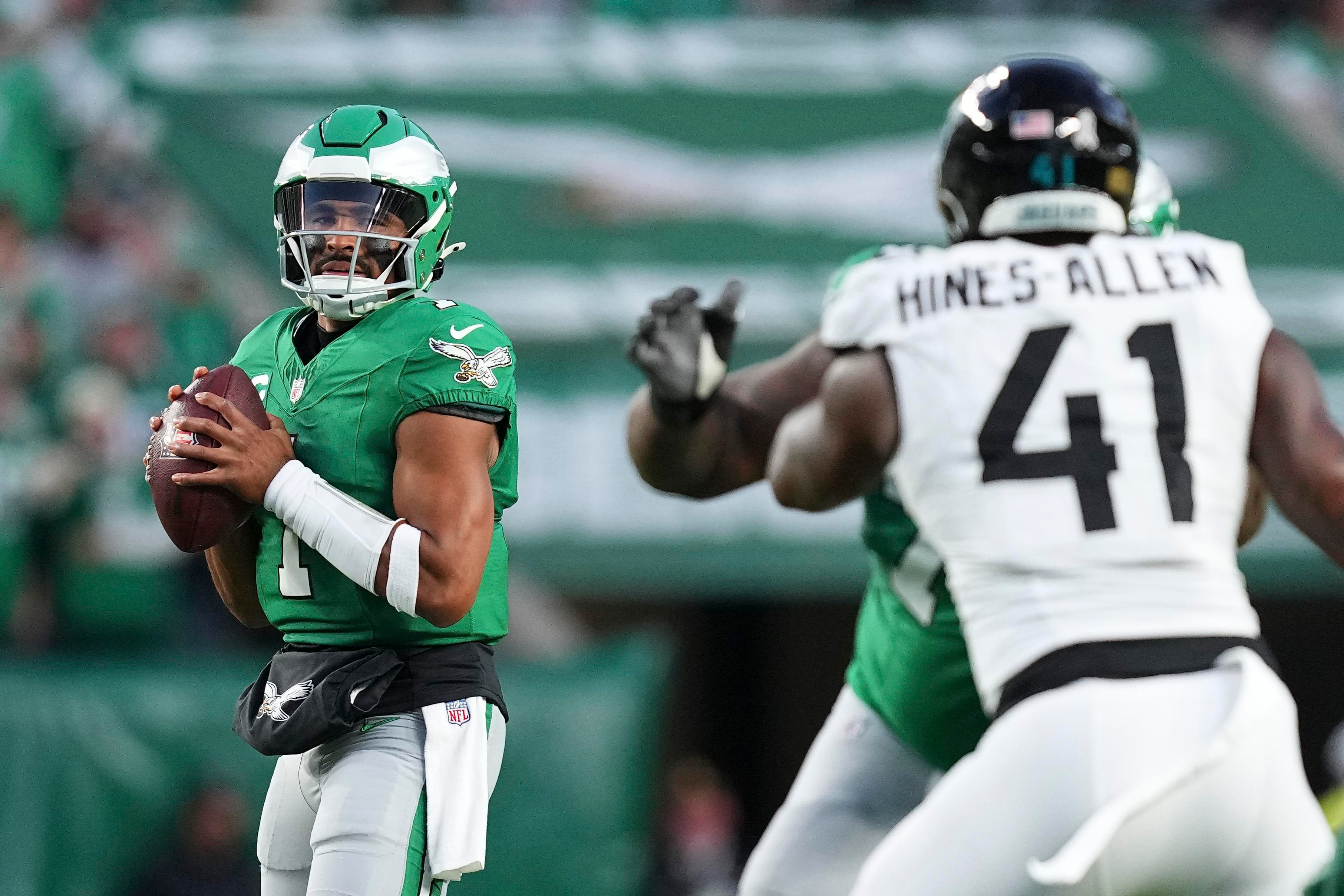 Jalen Hurts procura um alvo contra os Jaguars no Lincoln Financial Field, na Filadélfia, em 3 de novembro de 2024.