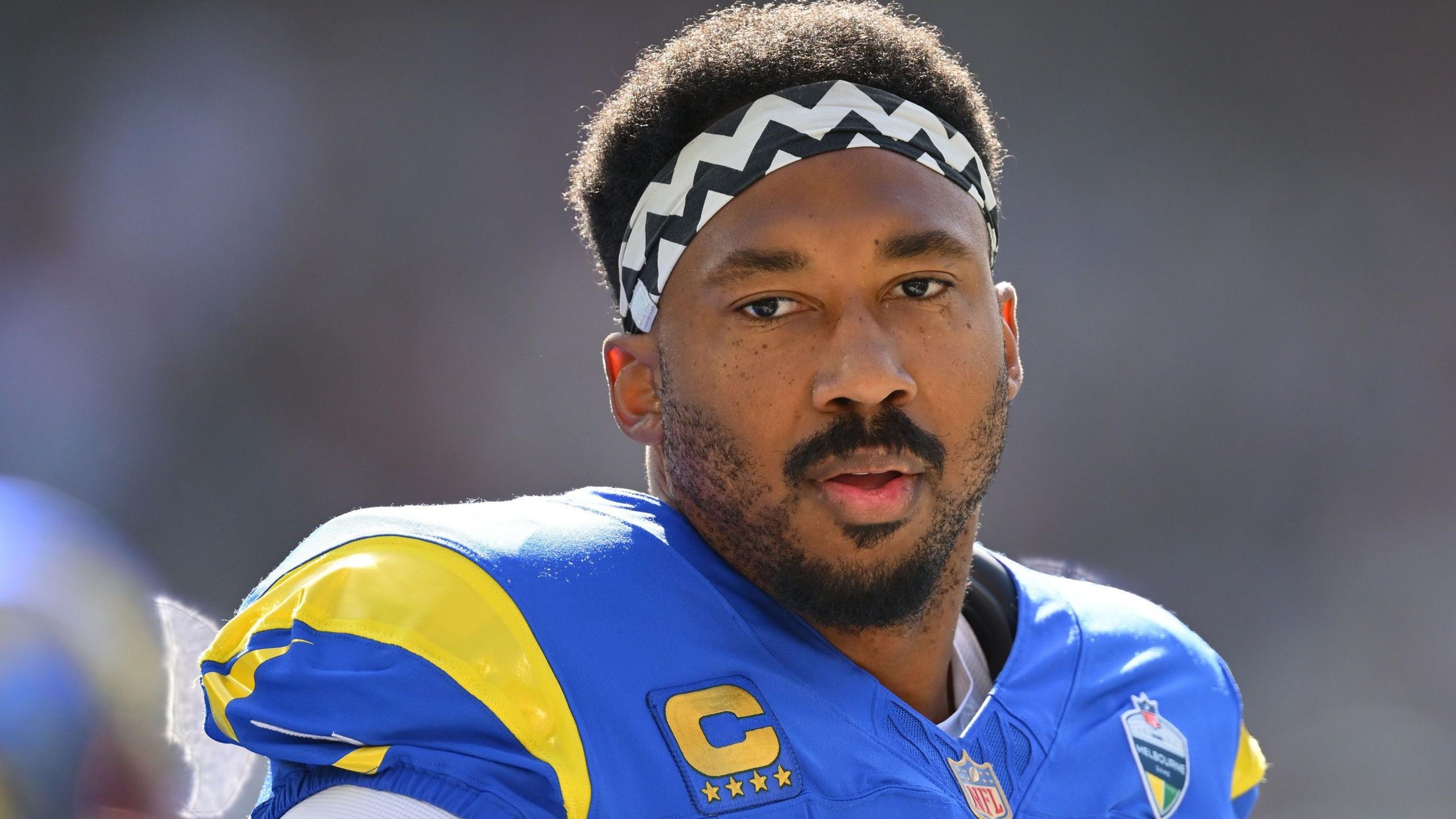 Myles Garrett durante sua estreia pelo Los Angeles Rams na Austrália