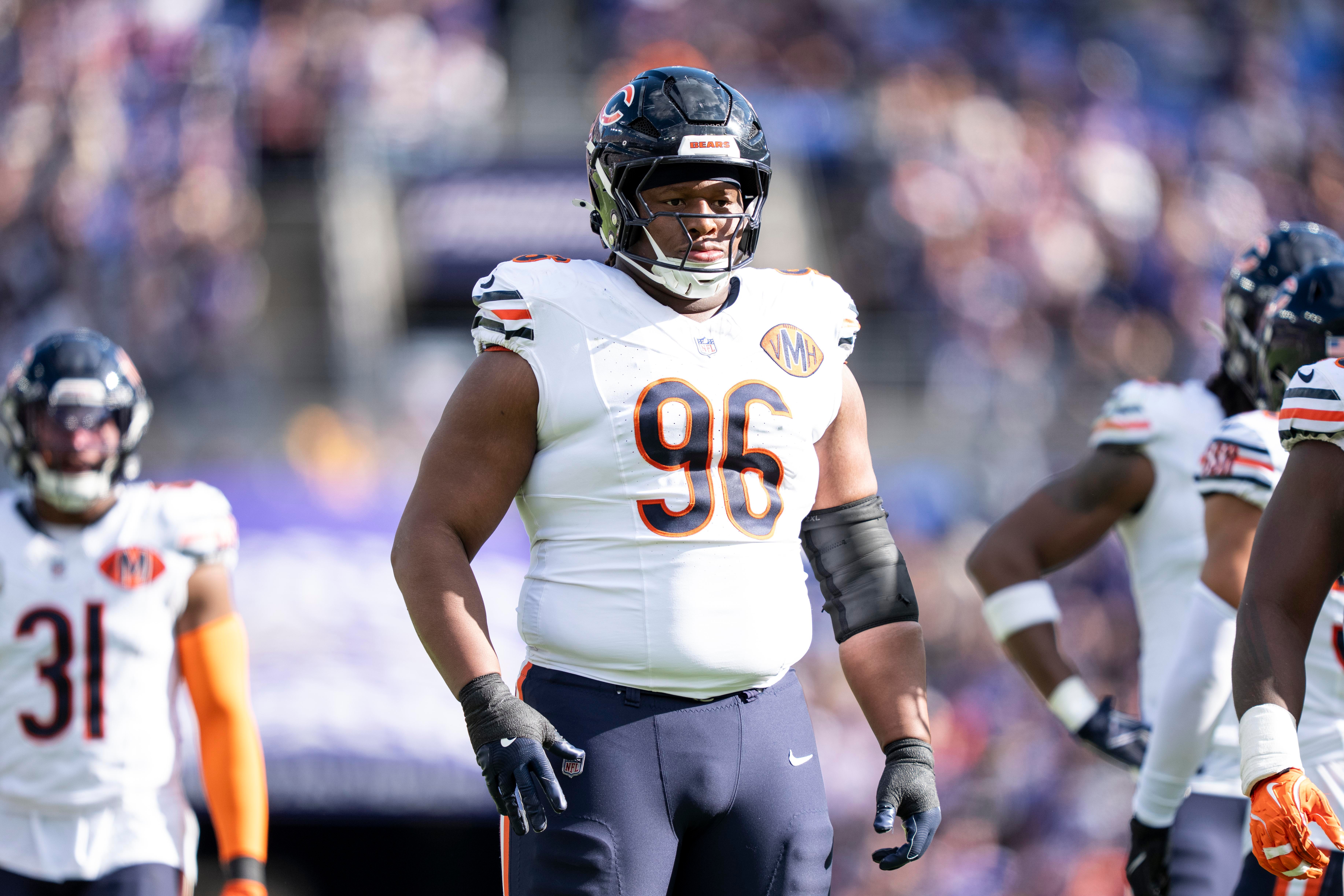 Jonathan Ford em campo pelos Bears contra os Ravens, em Baltimore, em 26 de outubro de 2025.