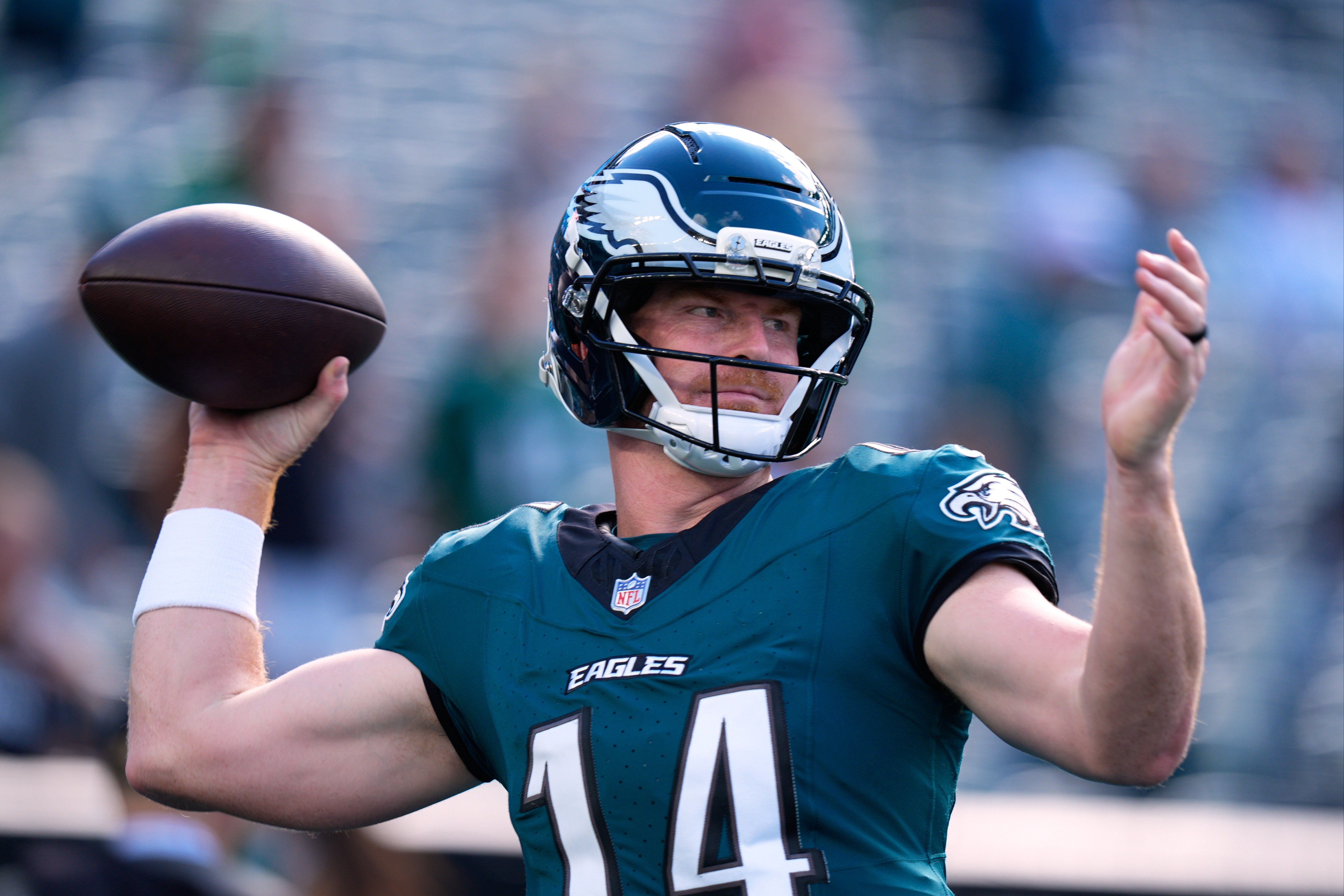 Andy Dalton lança antes do jogo dos Eagles contra os Commanders, na Filadélfia, em 13 de setembro de 2026.
