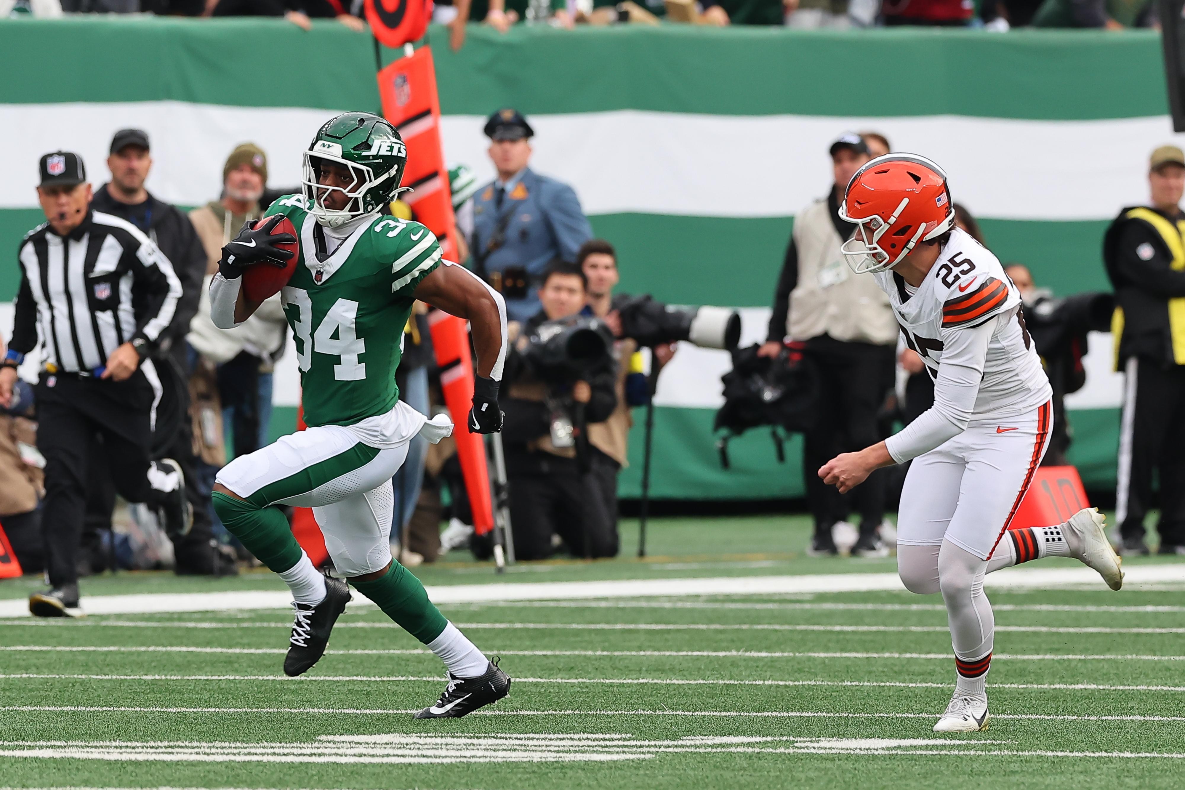 Kene Nwangwu devolve um kickoff para touchdown pelos Jets contra os Browns, em 9 de novembro de 2025.