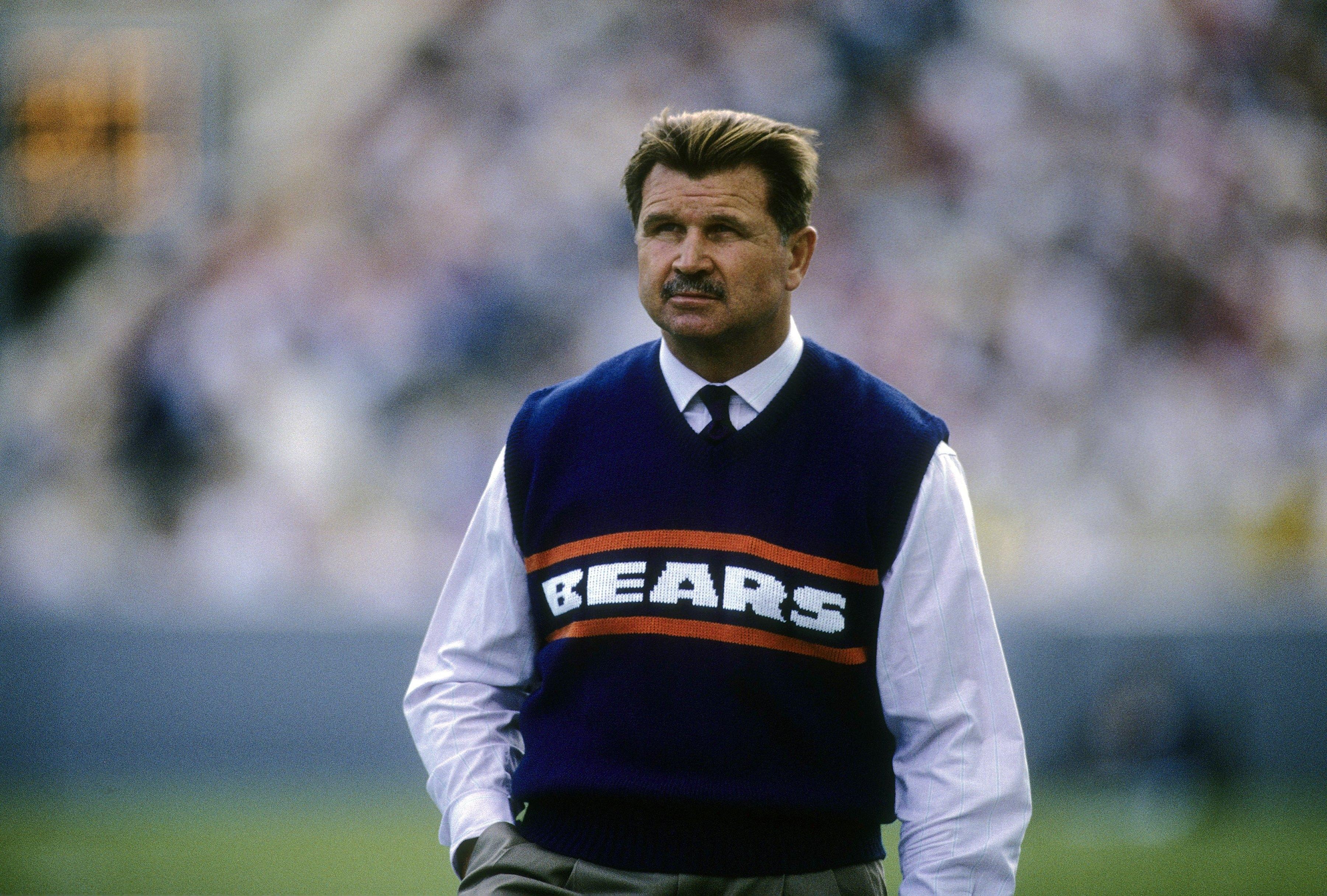 Mike Ditka à frente dos Bears no Soldier Field durante a década de 1980.