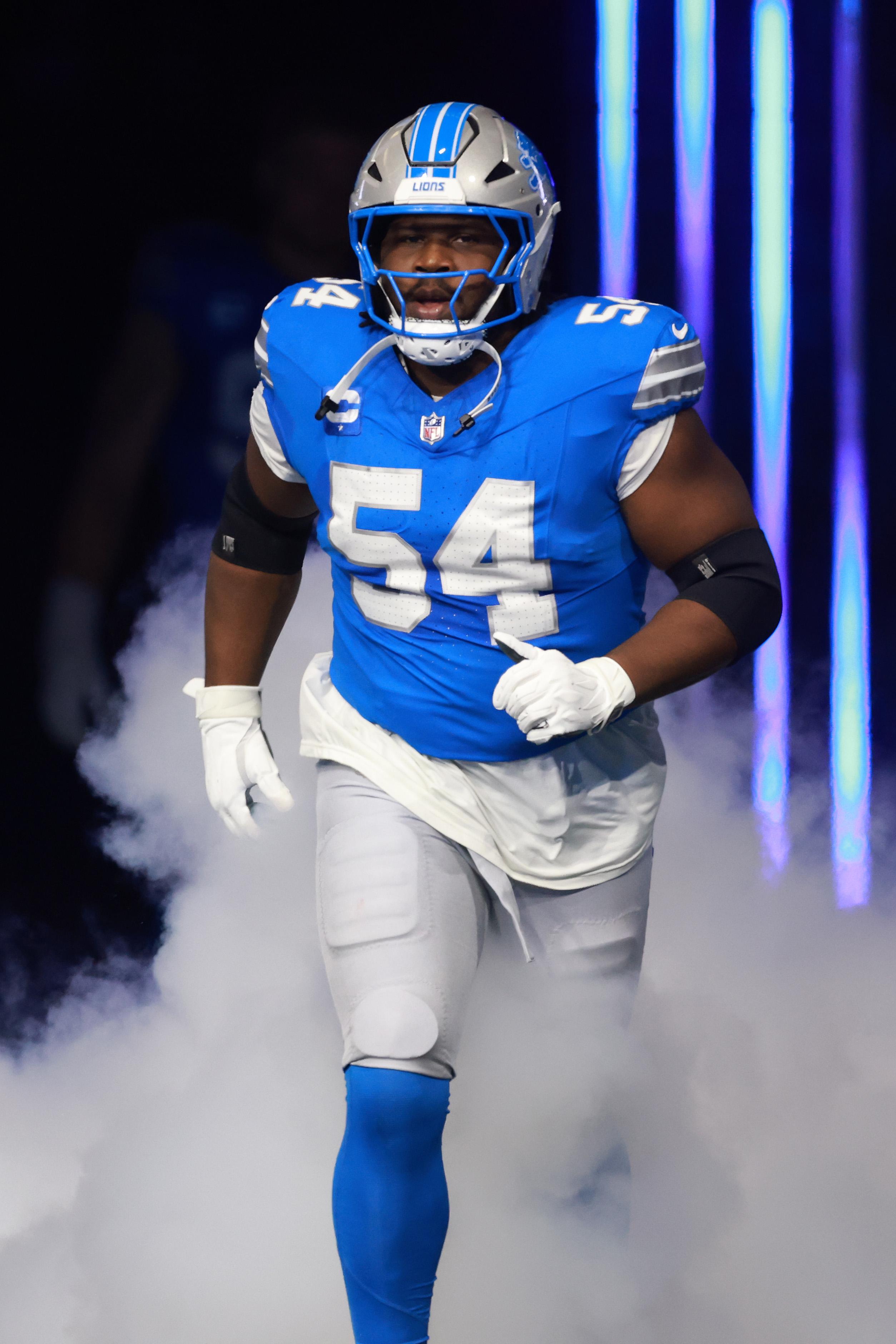 Jogador do Detroit Lions com a camisa 54 entra em campo.