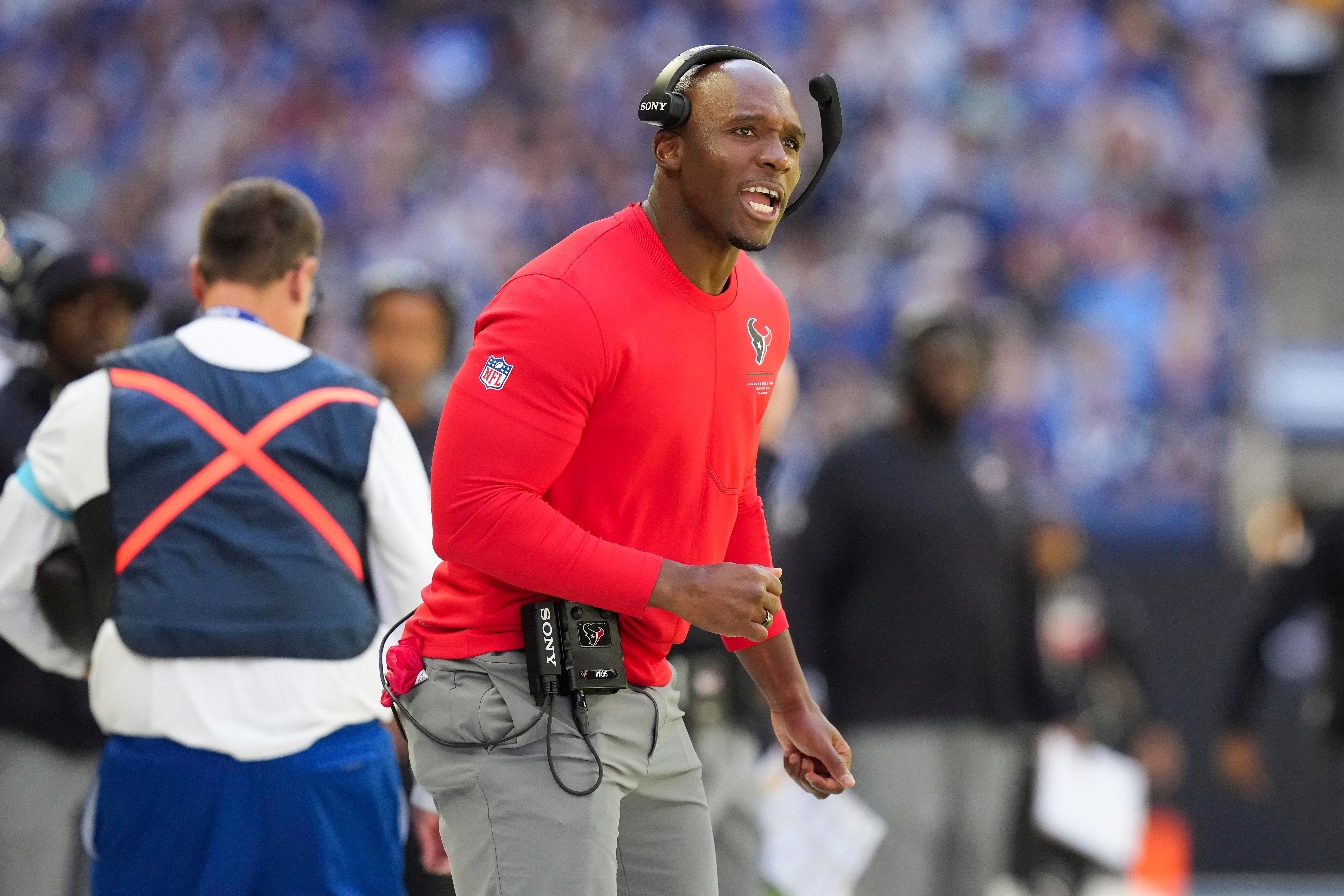 DeMeco Ryans acompanha os Texans contra os Colts, em Indianapolis, em 27 de setembro de 2026.