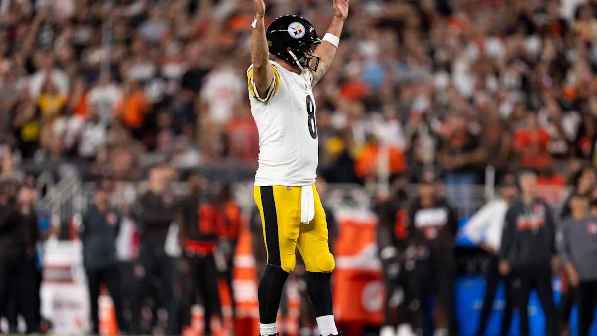Aaron Rodgers prepara um passe pelos Steelers.