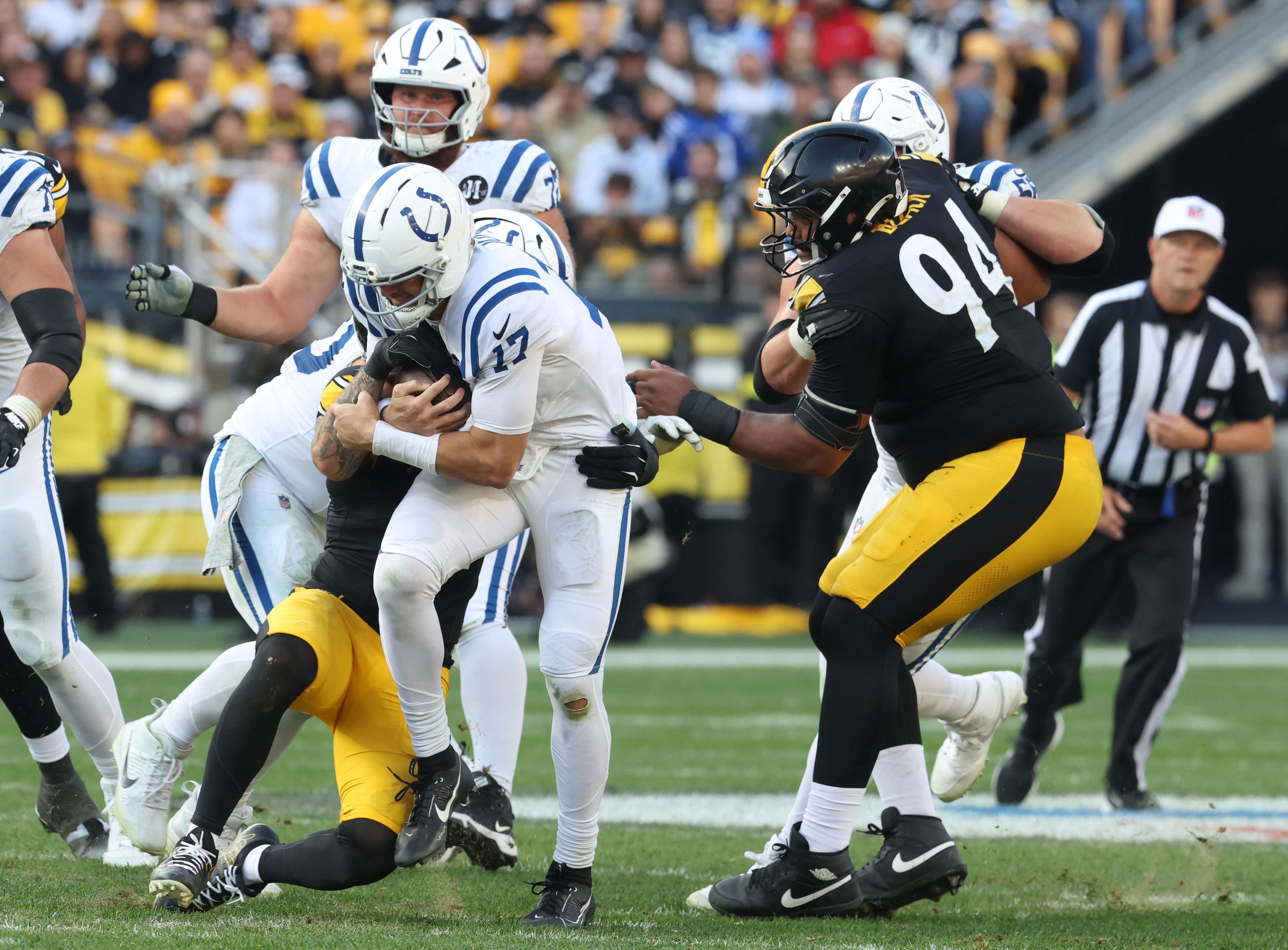 Daniel Jones carrega a bola pelos Colts contra os Steelers, em Pittsburgh, em 2 de novembro de 2025.