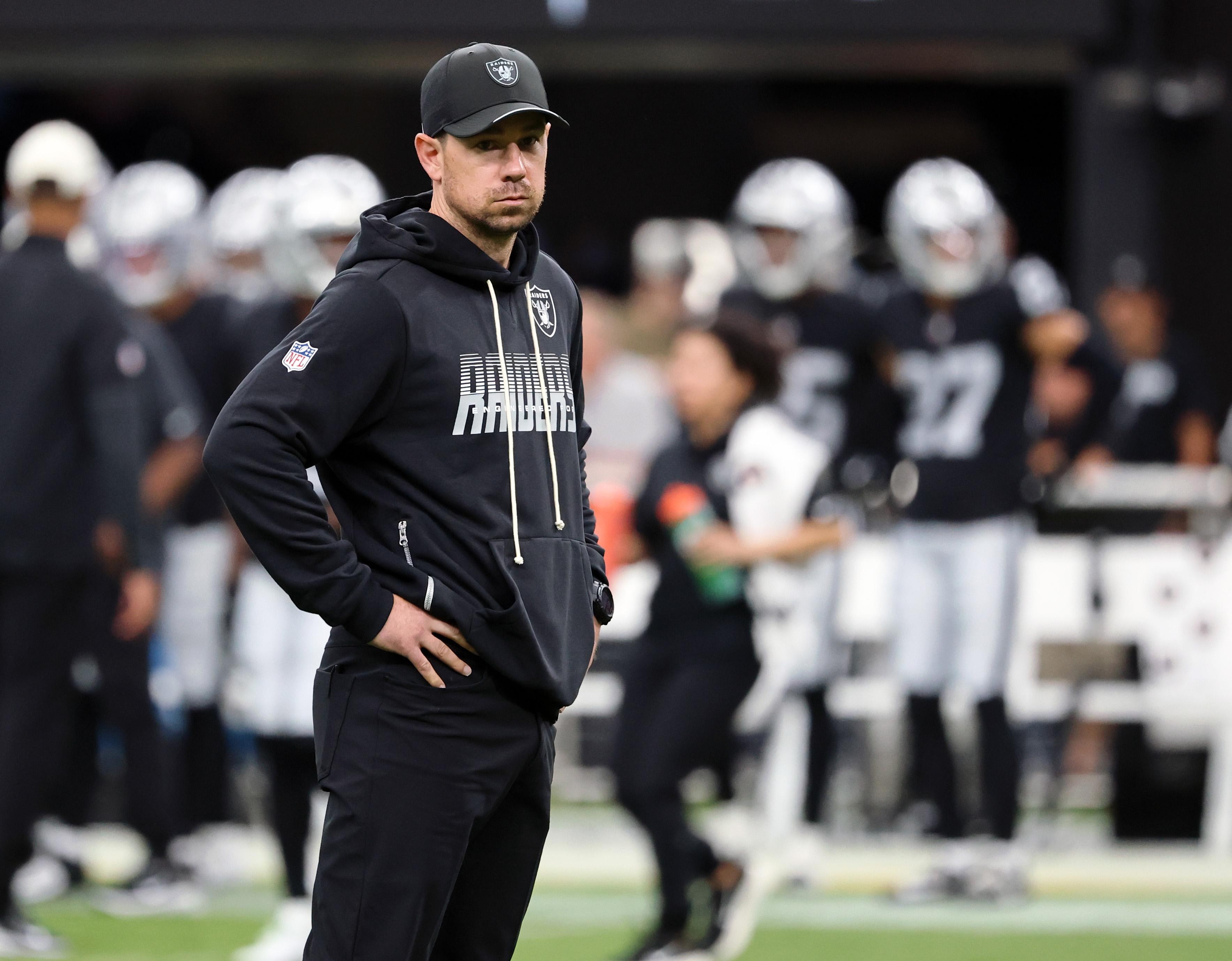 Klint Kubiak, técnico dos Raiders, acompanha a equipe na lateral do campo.
