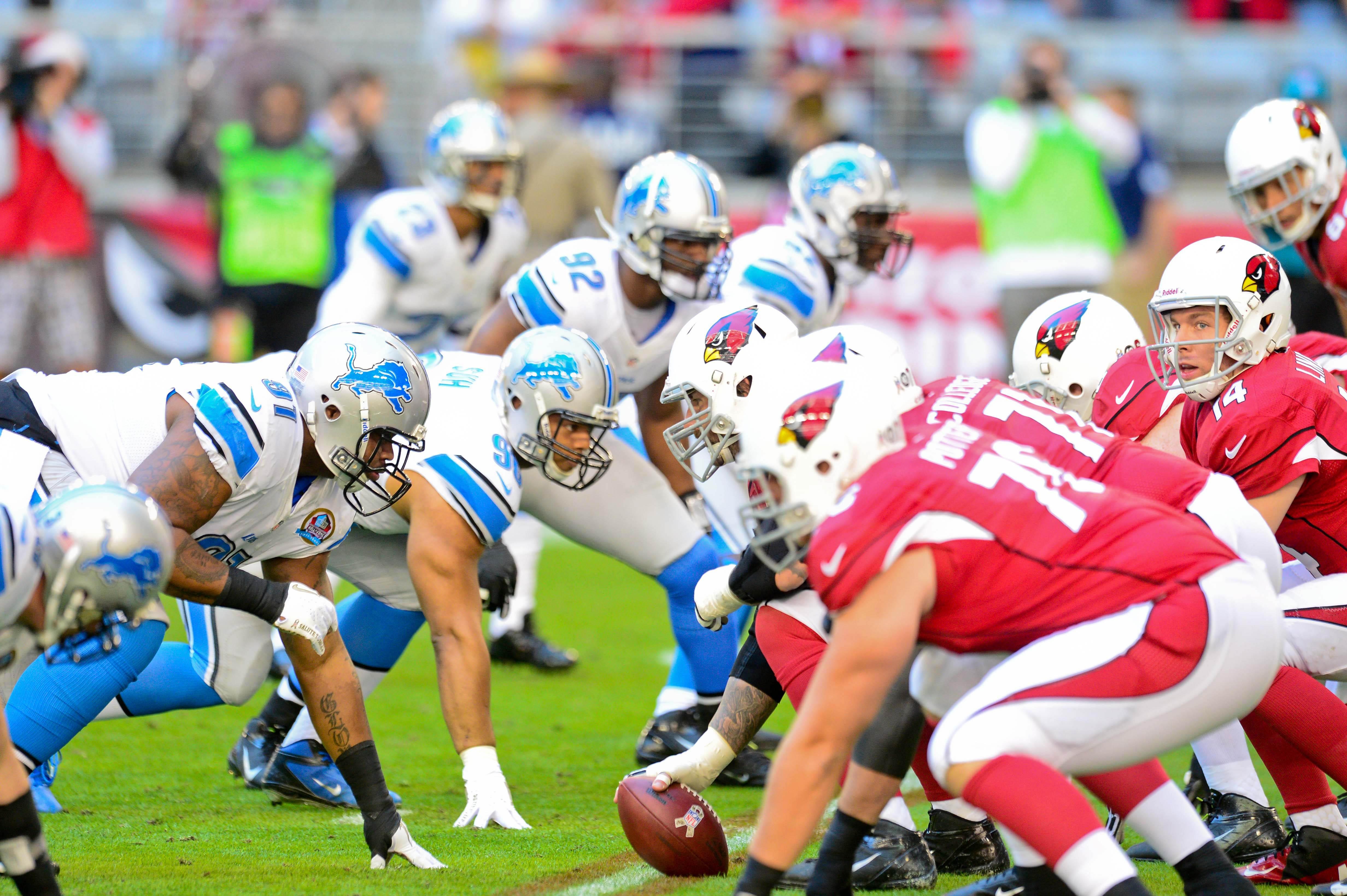 Linhas de Lions e Cardinals se posicionam para uma jogada em Glendale, em 16 de dezembro de 2012.
