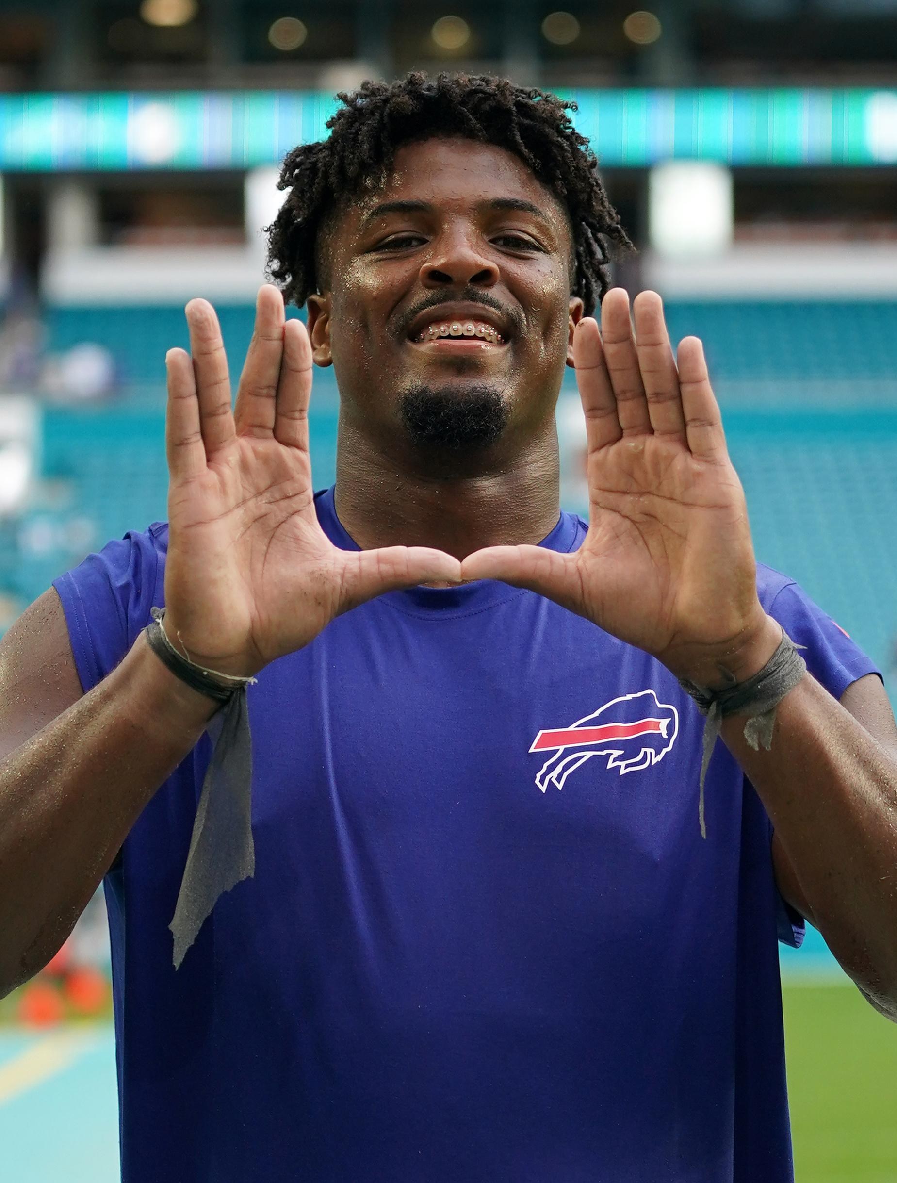 Greg Rousseau faz o gesto da Universidade de Miami após Bills x Dolphins, em Miami Gardens, em 19 de setembro de 2021.