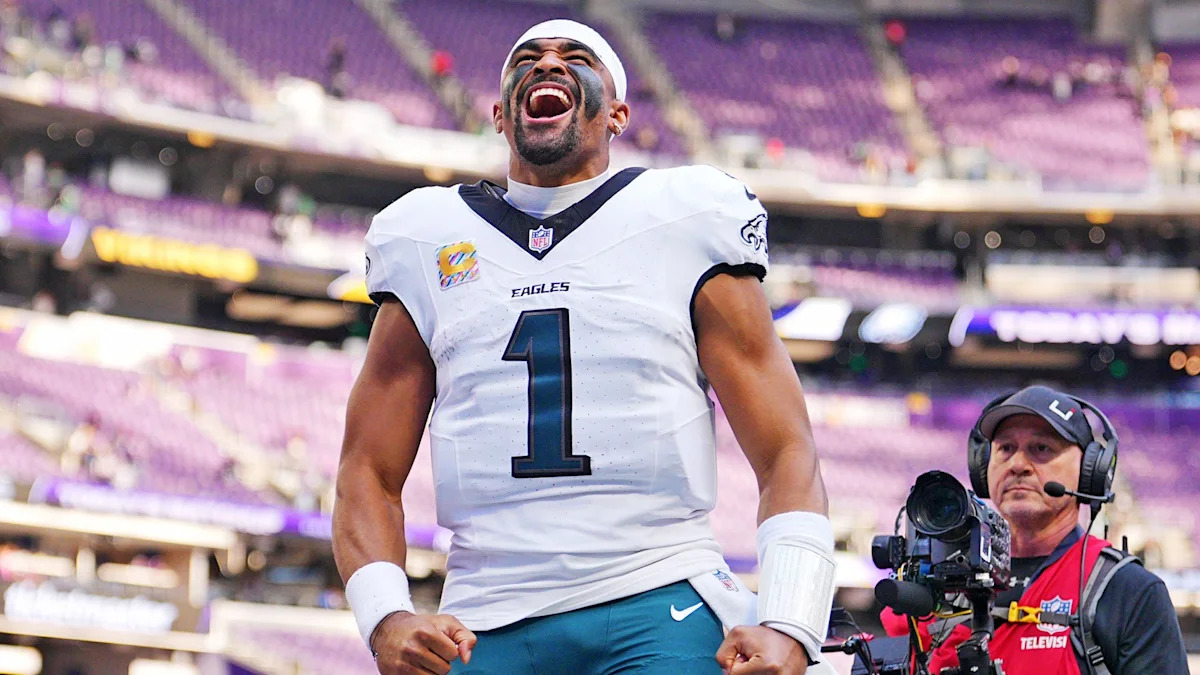 Jalen Hurts, quarterback dos Eagles, em campo.