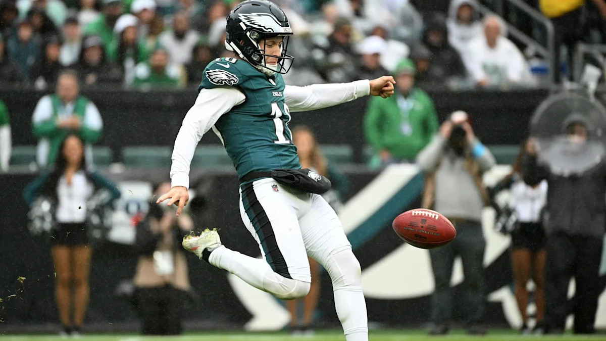 Braden Mann executa um punt pelos Eagles.