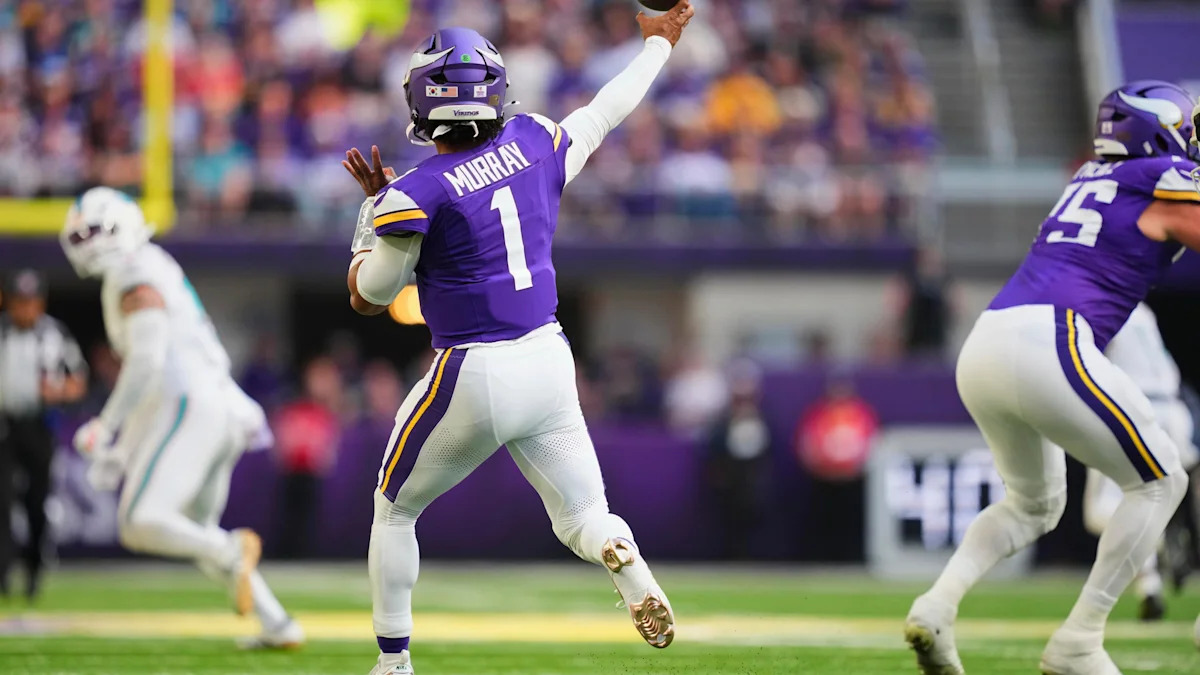 Kyler Murray prepara um passe pelos Vikings contra os Dolphins, em Minneapolis, em 4 de outubro de 2026.