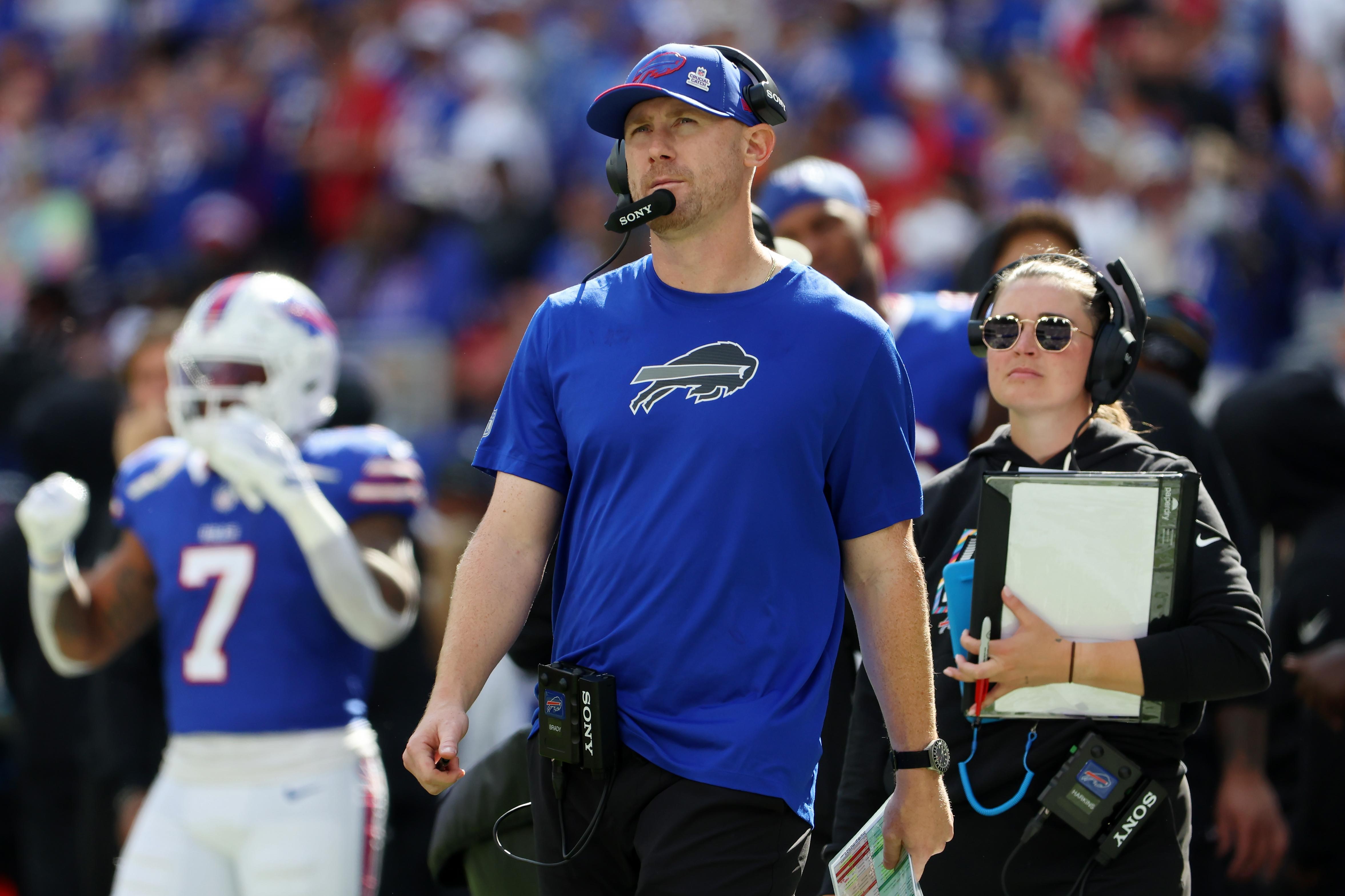 Joe Brady acompanha os Bills contra os Patriots, em Orchard Park, em 4 de outubro de 2026.