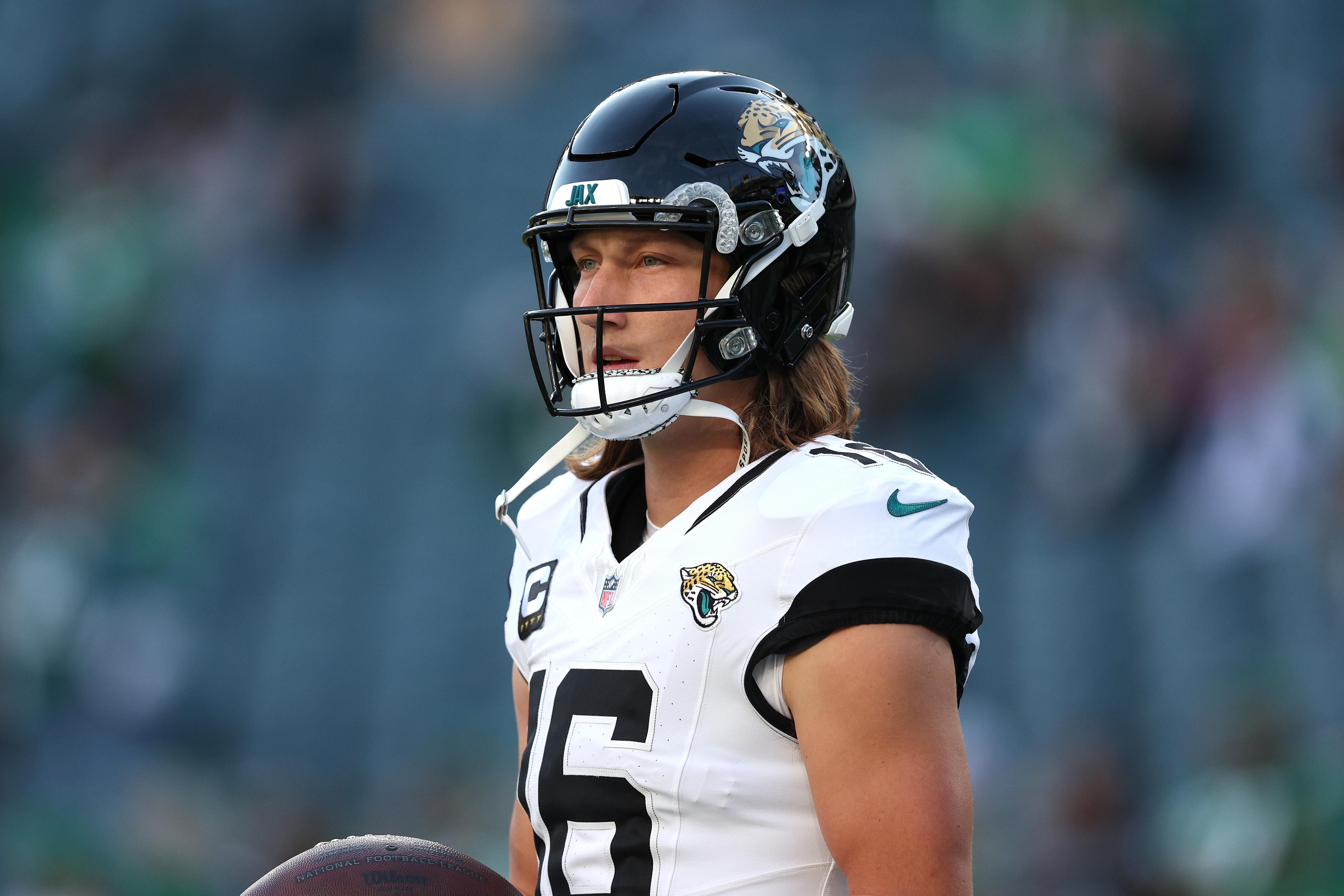Trevor Lawrence se aquece pelos Jaguars antes do jogo contra os Eagles, em Philadelphia, em 3 de novembro de 2024.