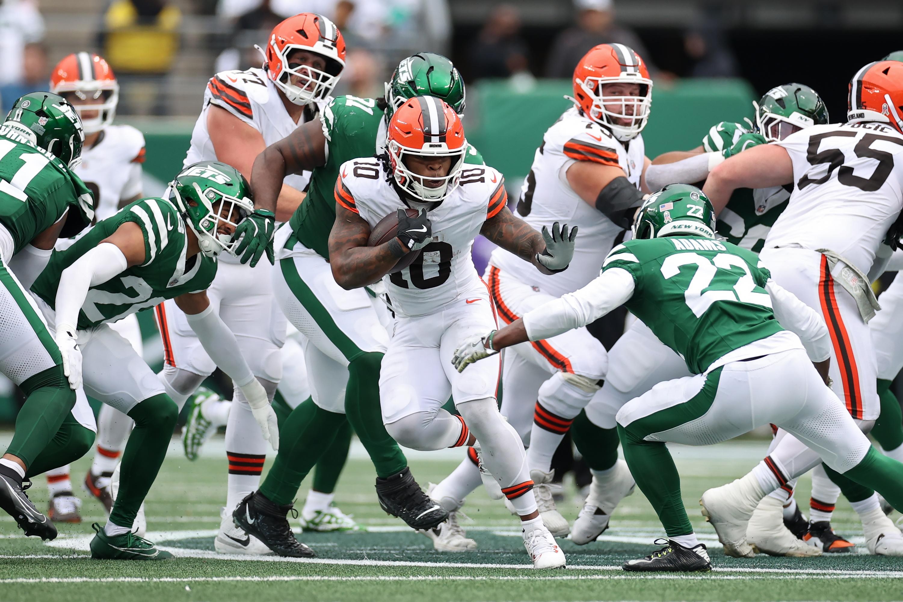 Quinshon Judkins carrega a bola pelos Browns contra Tony Adams e os Jets no MetLife Stadium, em 9 de novembro de 2025.