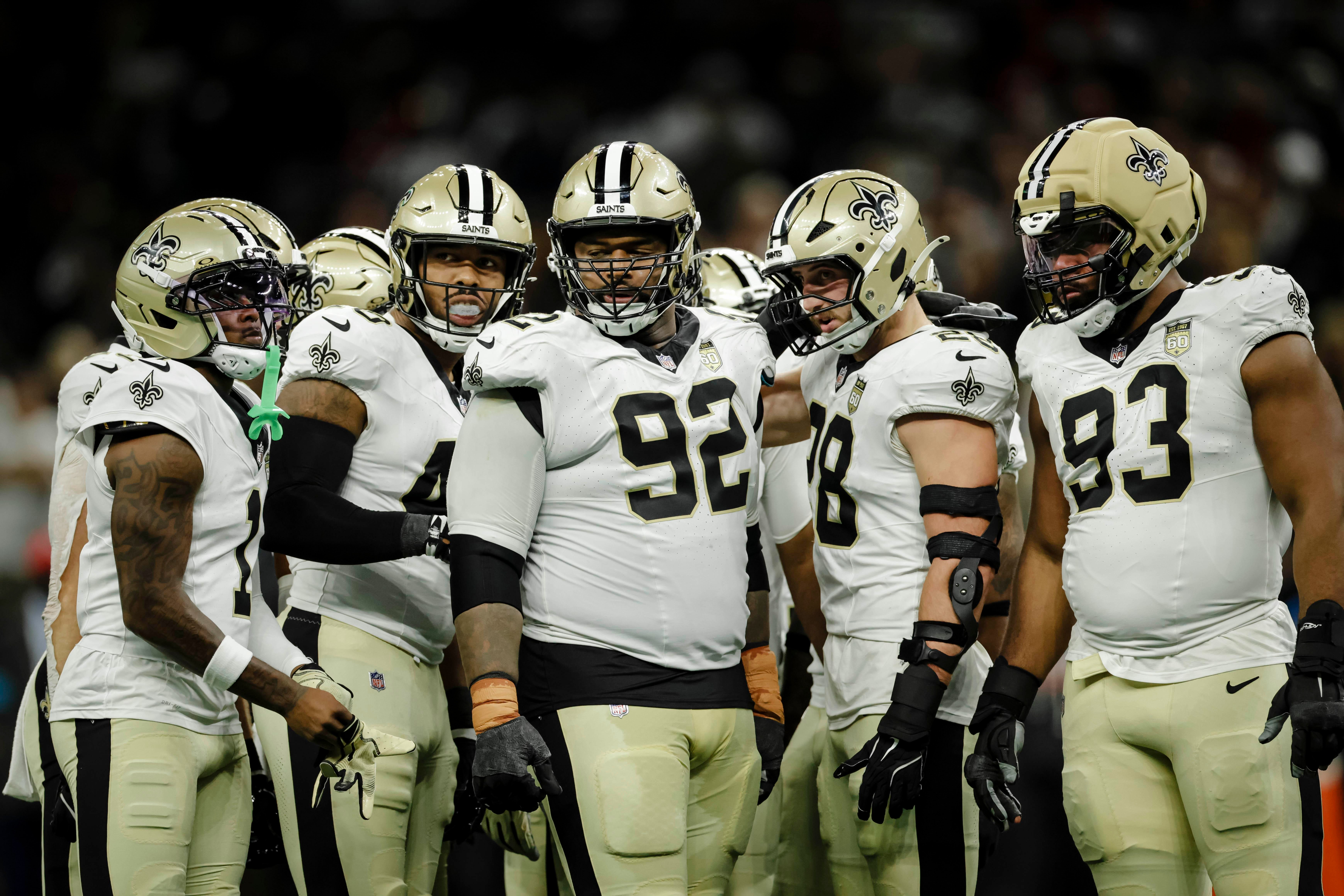 Defensores dos Saints se reúnem durante o jogo contra os Falcons, em New Orleans, em 5 de outubro de 2026.