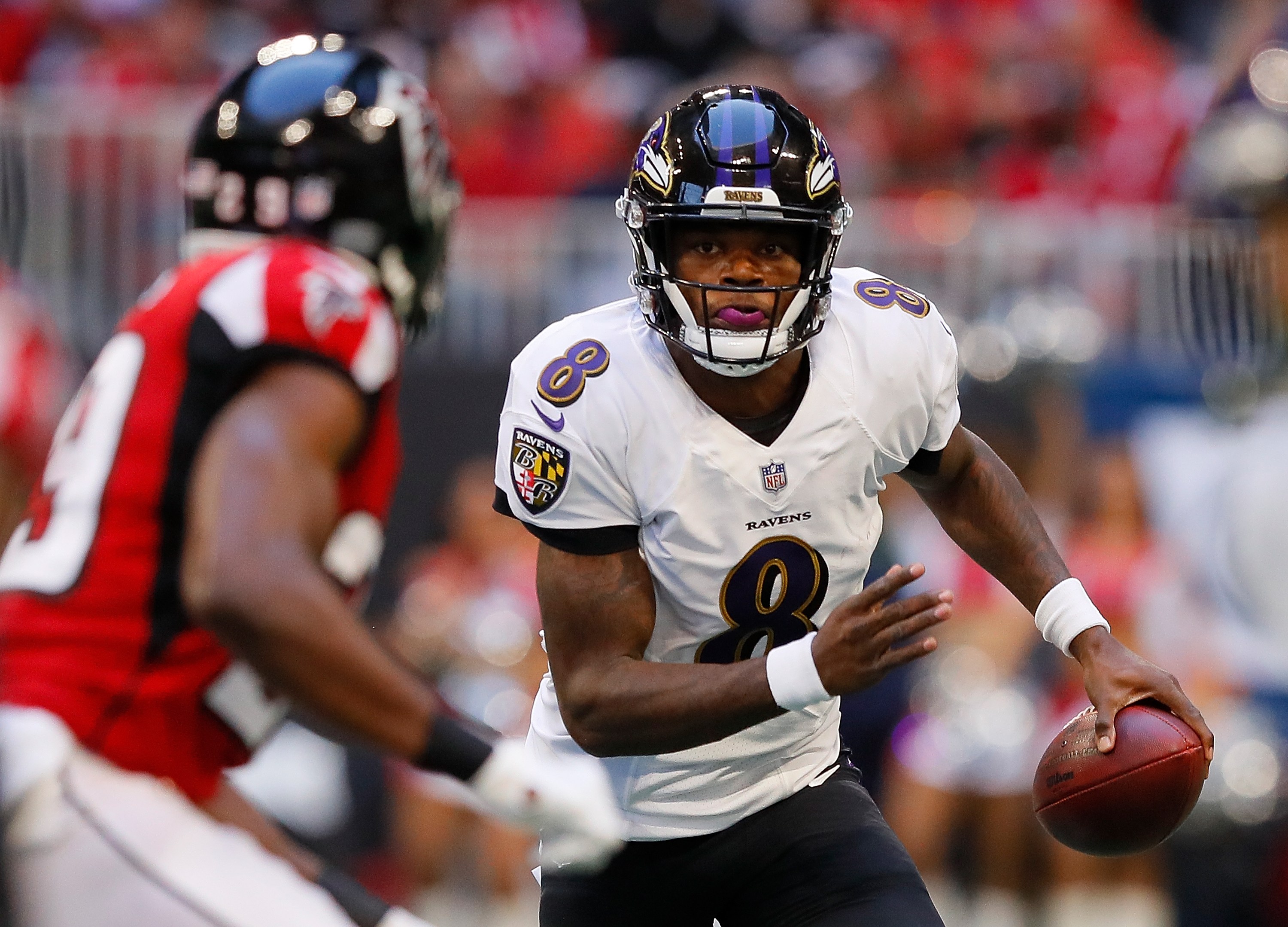 Lamar Jackson com a bola em jogo dos Ravens contra os Falcons.