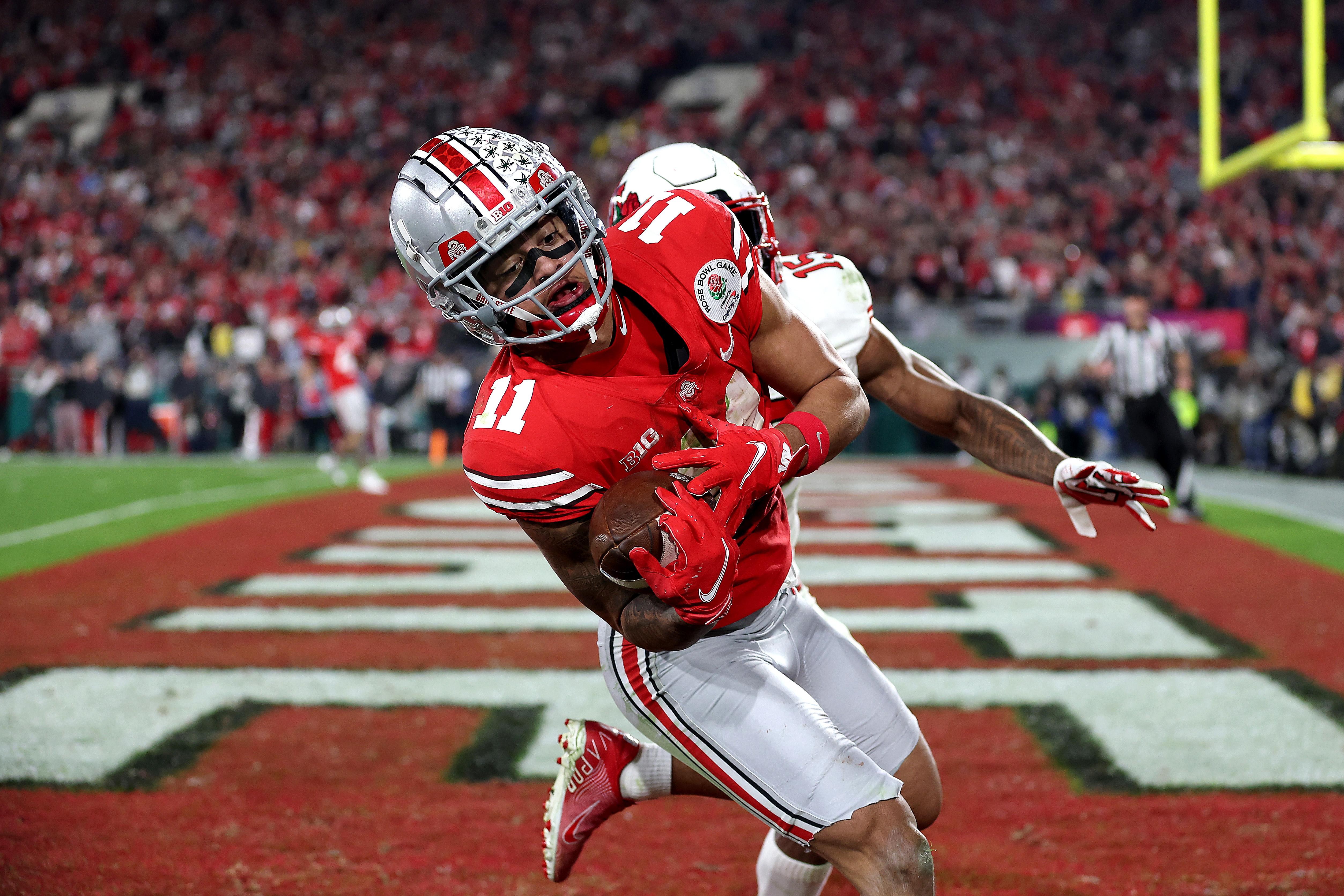 Jaxon Smith-Njigba recebe para touchdown por Ohio State no Rose Bowl de 1º de janeiro de 2022.