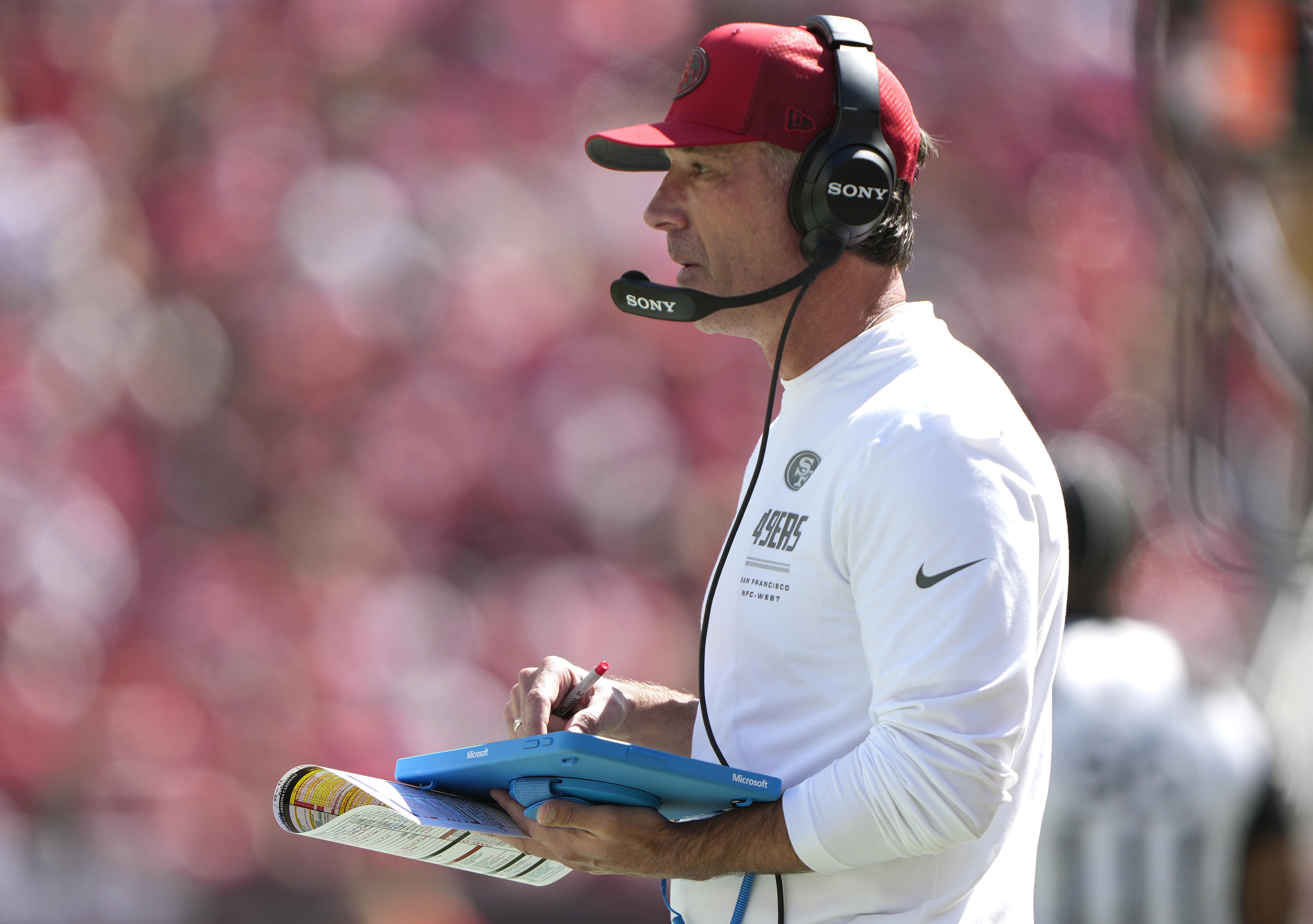 Kyle Shanahan, técnico dos 49ers, no jogo contra os Cardinals em Santa Clara, em 27 de setembro de 2026.