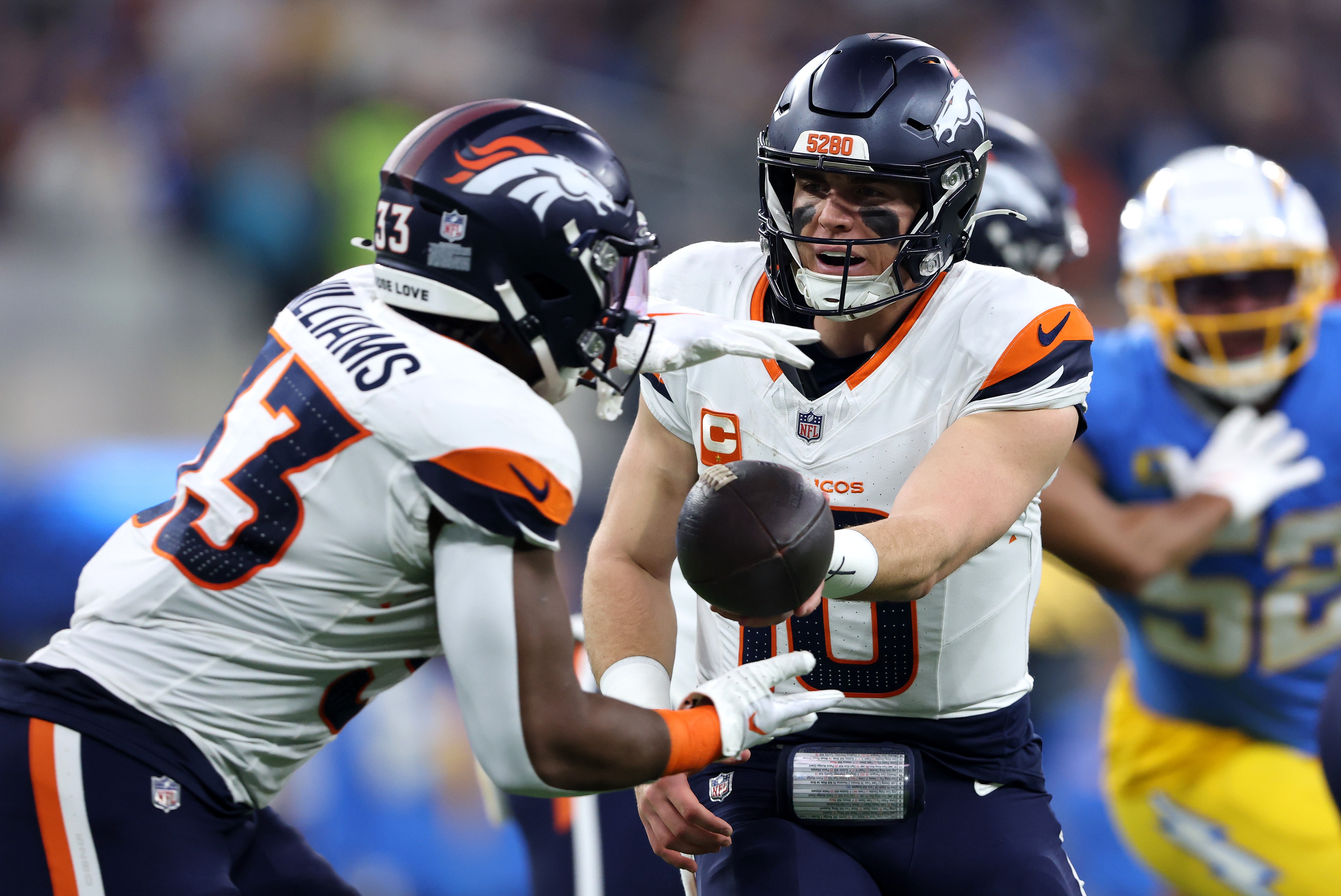 Jogadores dos Broncos em partida contra os Chargers.