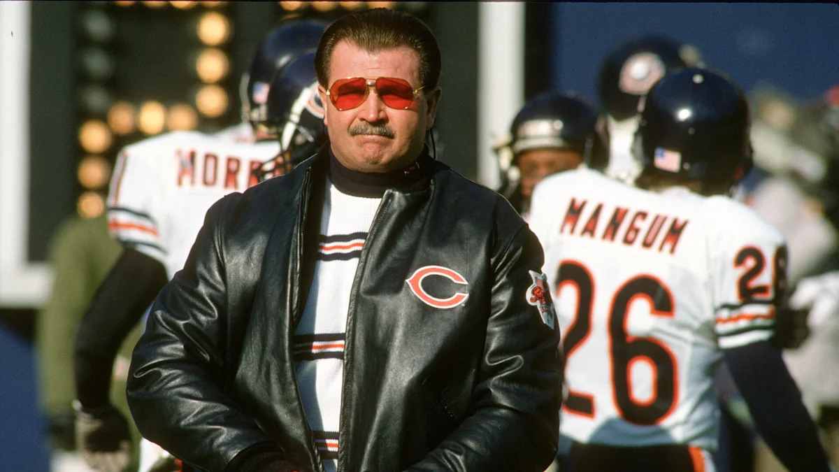 Mike Ditka à beira do campo pelos Bears.