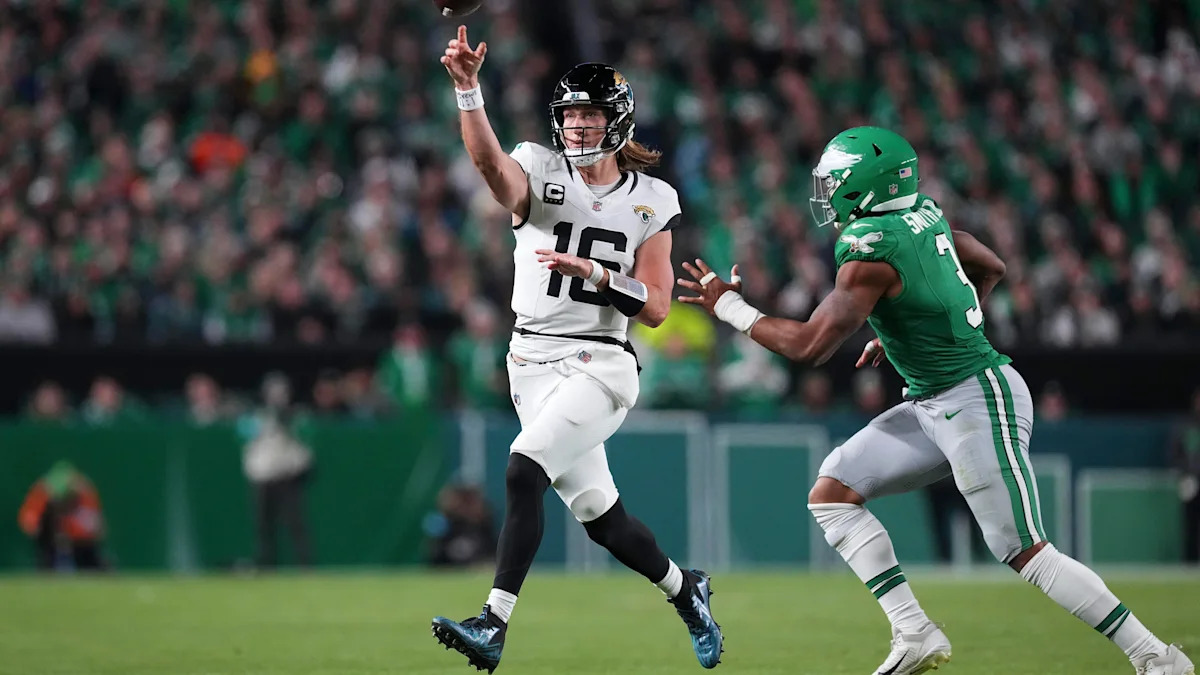 Trevor Lawrence lança contra a defesa dos Eagles, em 3 de novembro de 2024.