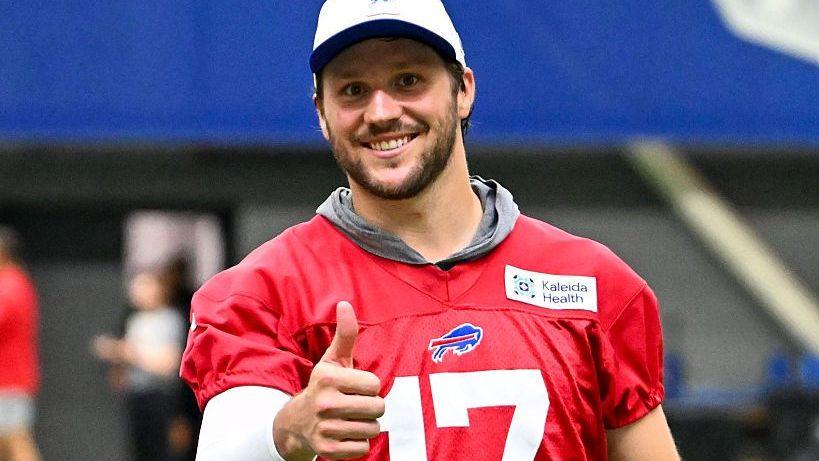 Josh Allen faz sinal de positivo durante o minicamp do Buffalo Bills em junho de 2026