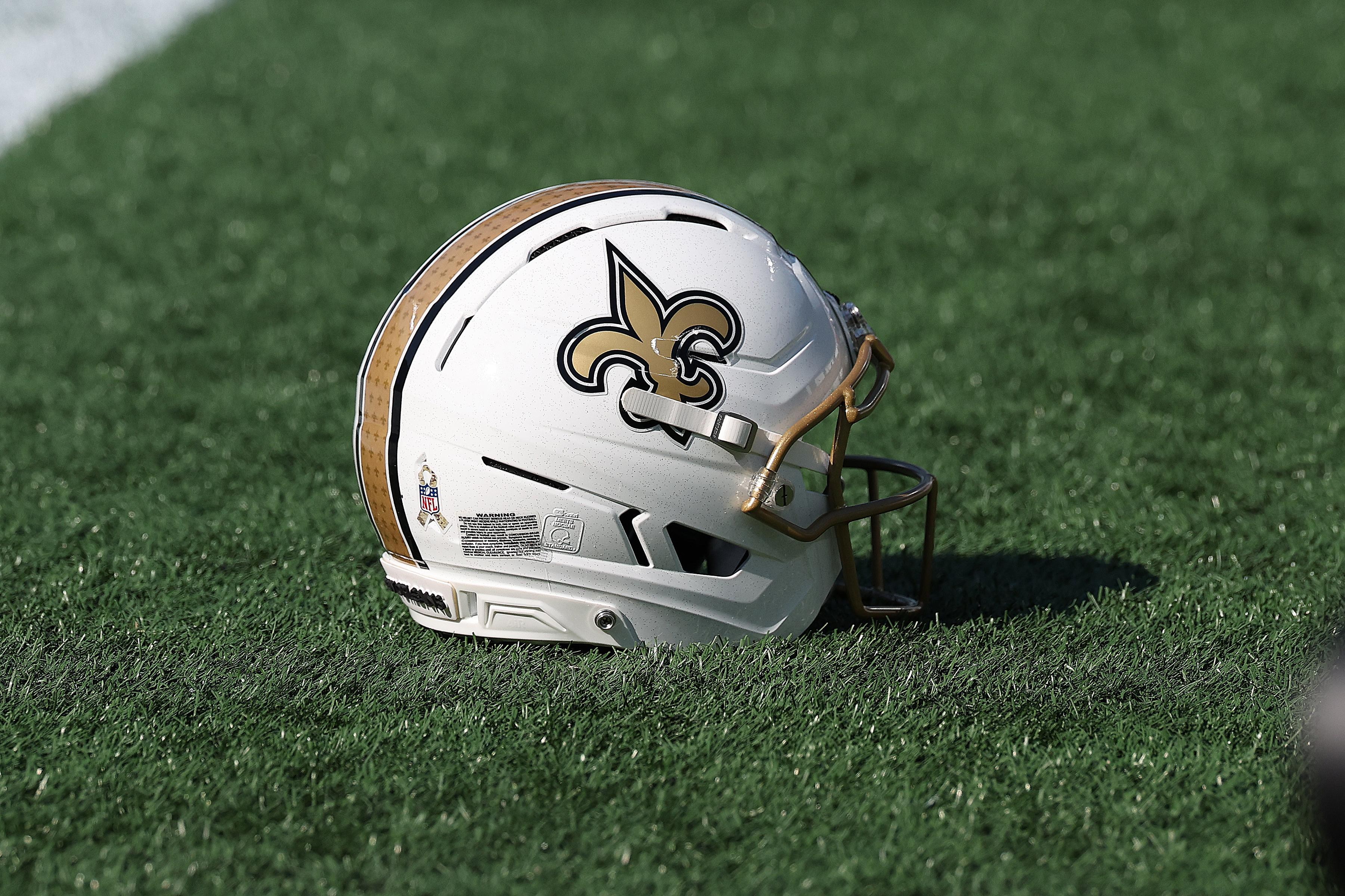 Capacete dos Saints no campo antes do jogo contra os Panthers, em 9 de novembro de 2025.