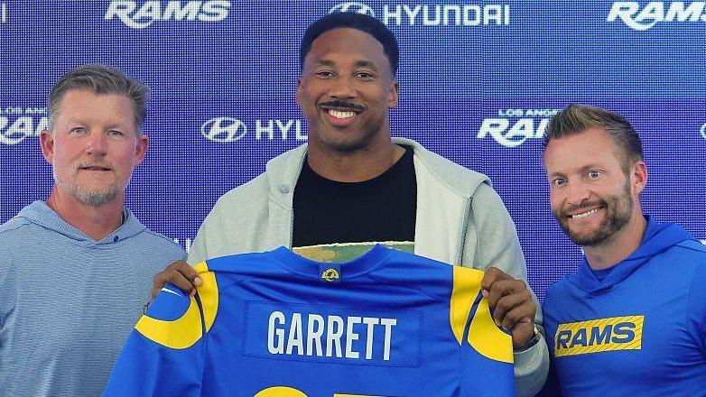 Les Snead, Myles Garrett e Sean McVay na apresentação do reforço dos Rams