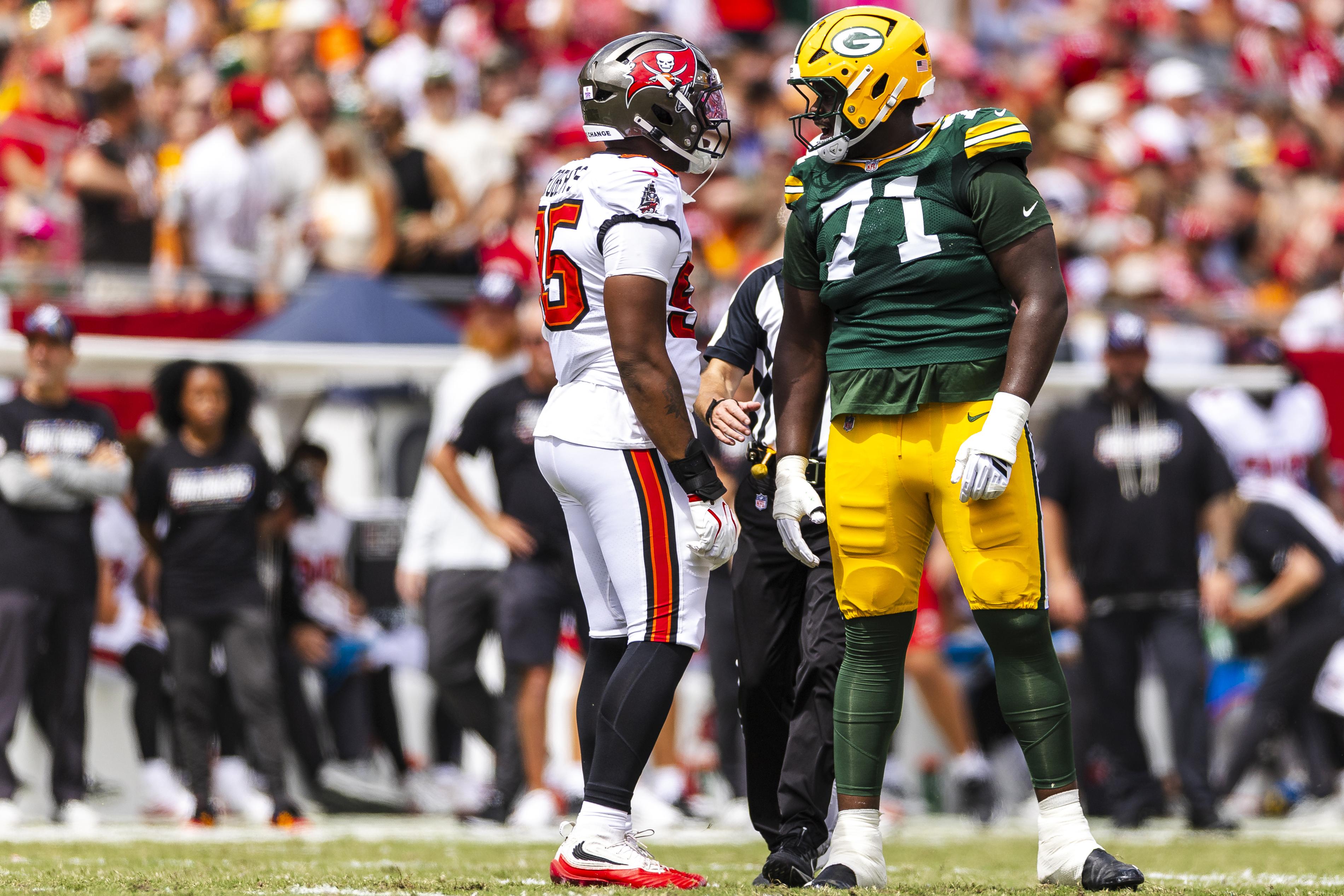 Elijah Roberts, número 95 dos Buccaneers, e Anthony Belton, número 71 dos Packers, durante a partida em Tampa em 4 de outubro de 2026.