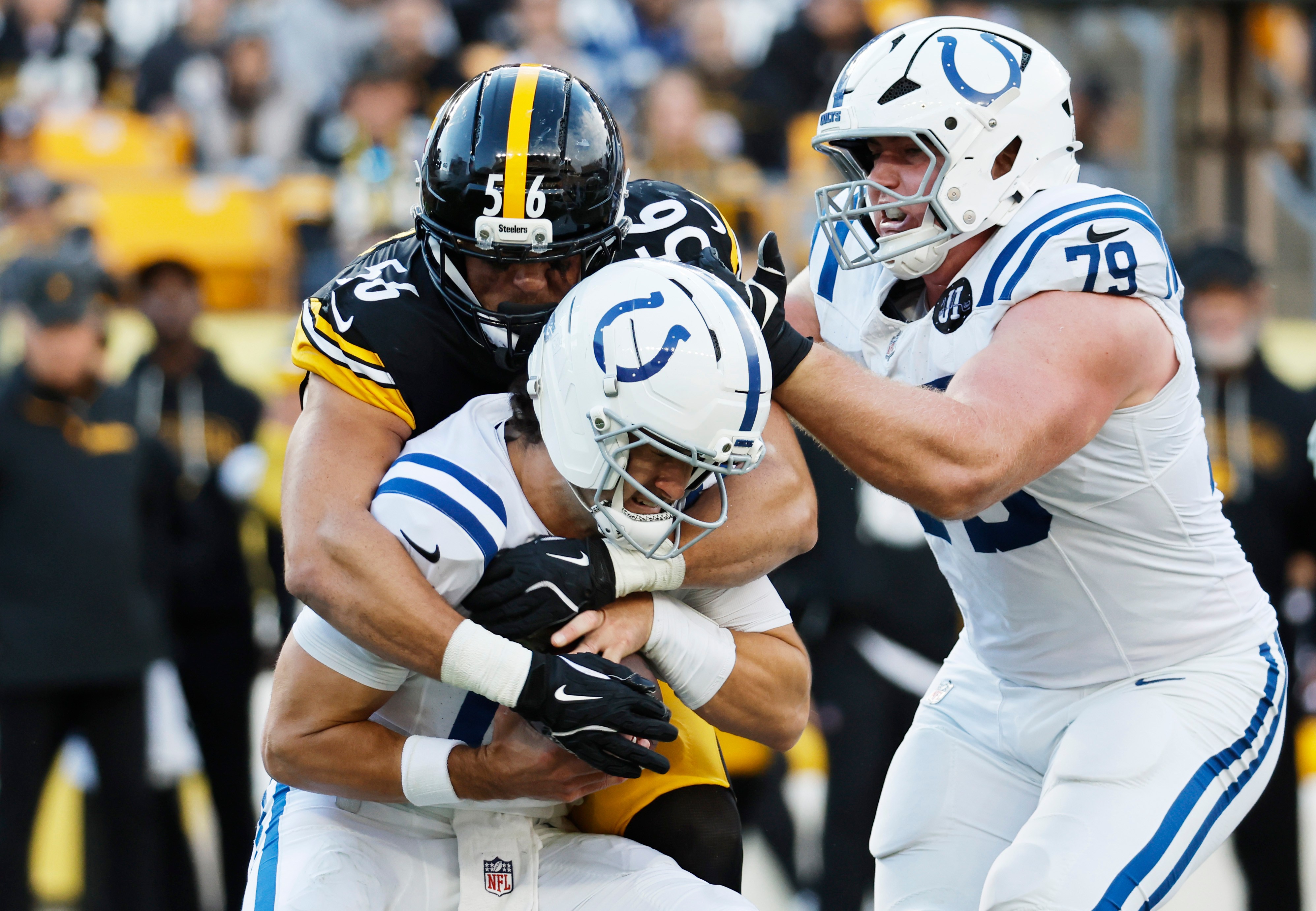 Defensores dos Steelers pressionam o ataque dos Colts.