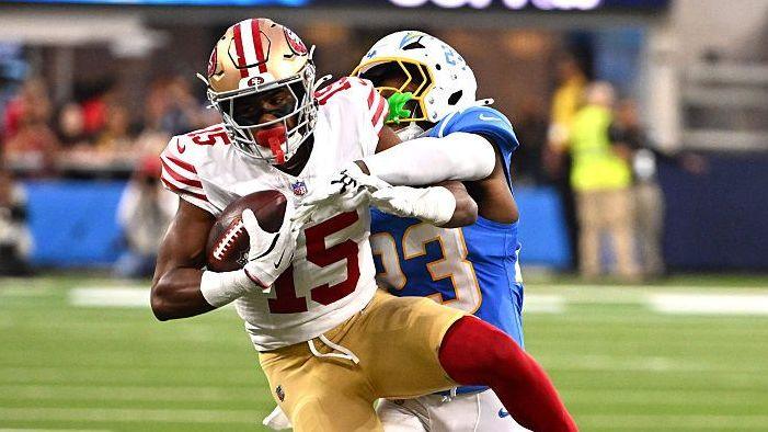 De’Zhaun Stribling, dos 49ers, é derrubado por Tony Jefferson, dos Chargers, na pré-temporada