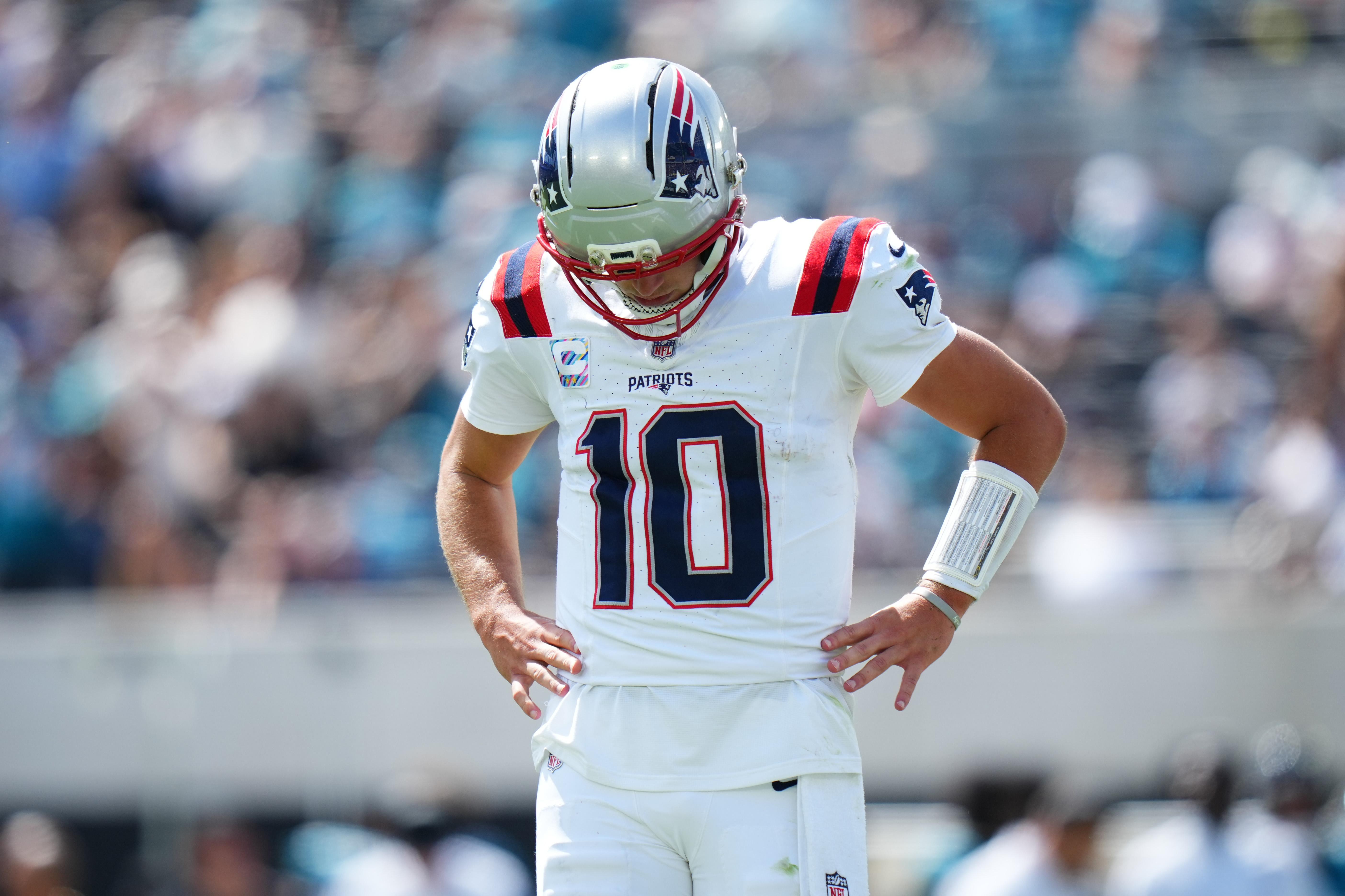Drake Maye em campo pelos Patriots.