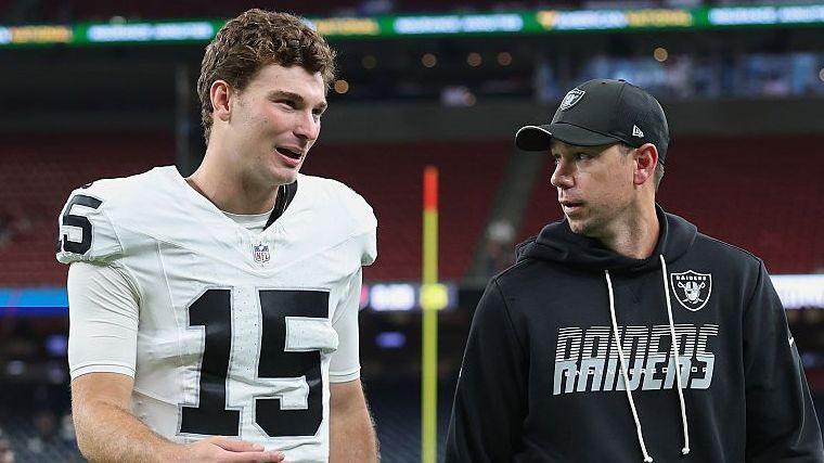 Fernando Mendoza conversa com Klint Kubiak após jogo de pré-temporada dos Raiders