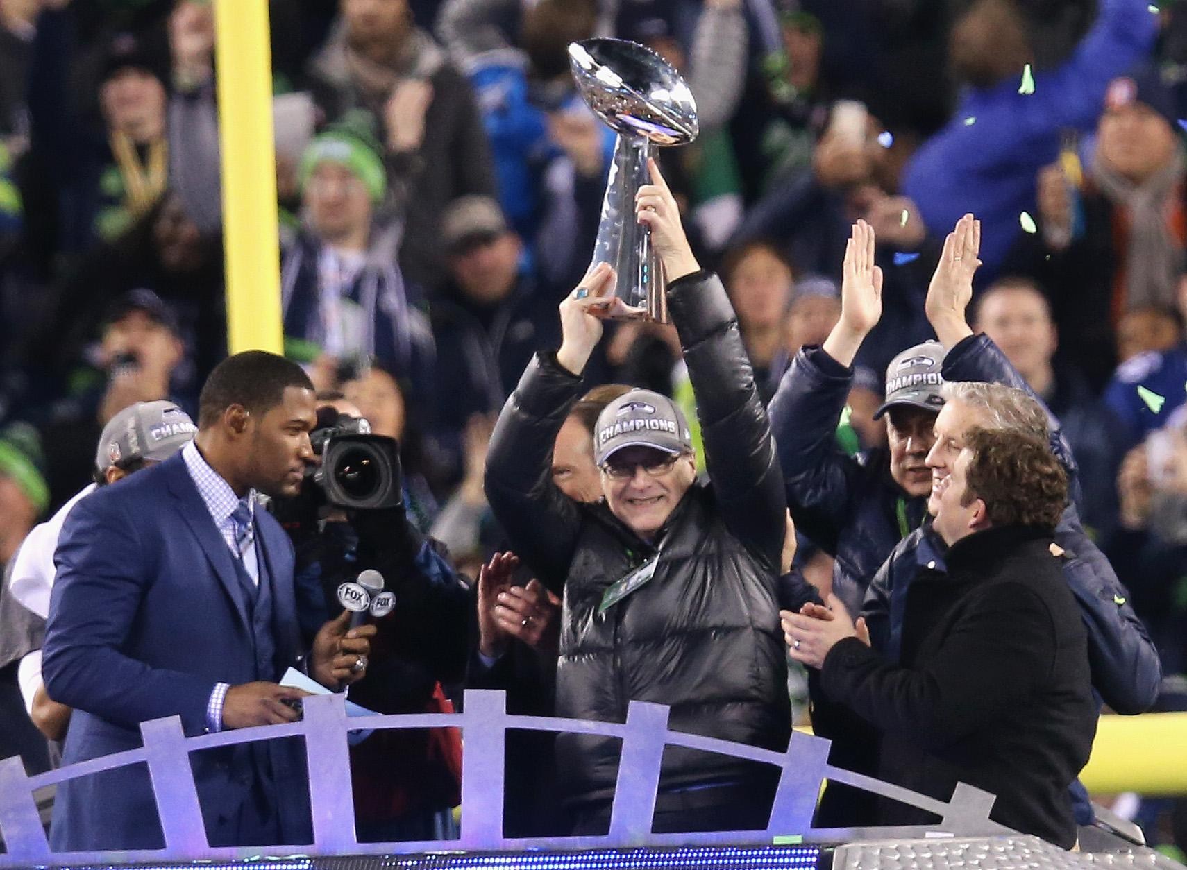 Paul Allen ergue o troféu após o título dos Seahawks no Super Bowl XLVIII, em 2 de fevereiro de 2014.