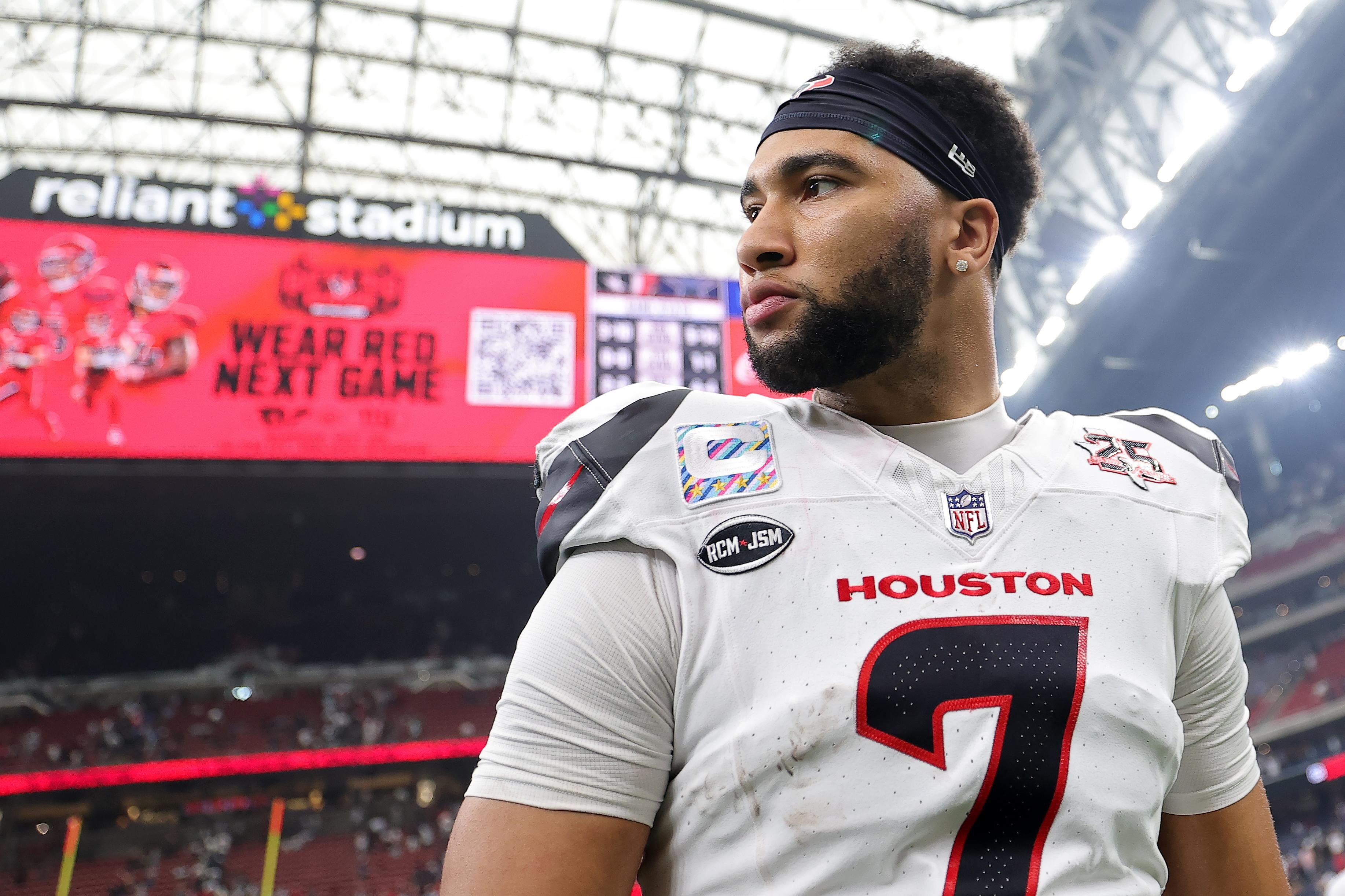 C.J. Stroud deixa o campo após Texans x Cowboys, em 4 de outubro de 2026.