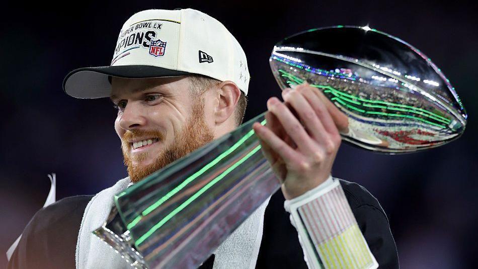 Sam Darnold ergue o troféu Vince Lombardi após a vitória dos Seahawks no Super Bowl 60