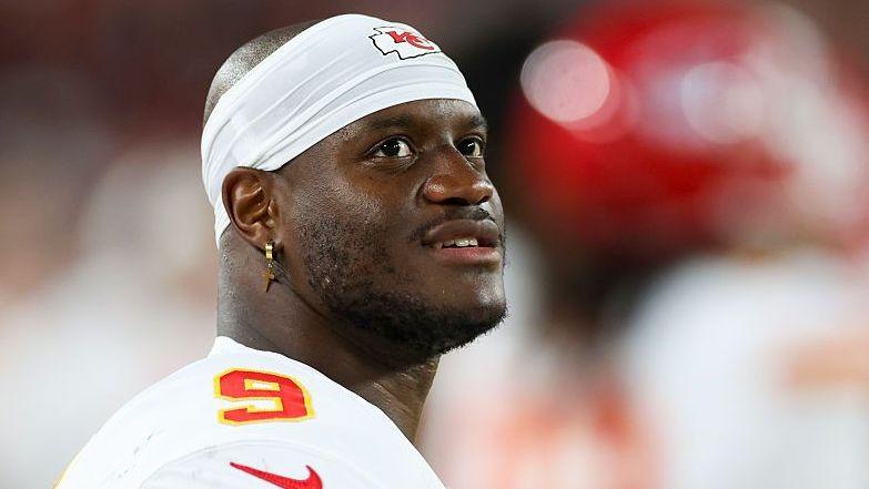 Kenneth Walker durante jogo de pré-temporada do Kansas City Chiefs