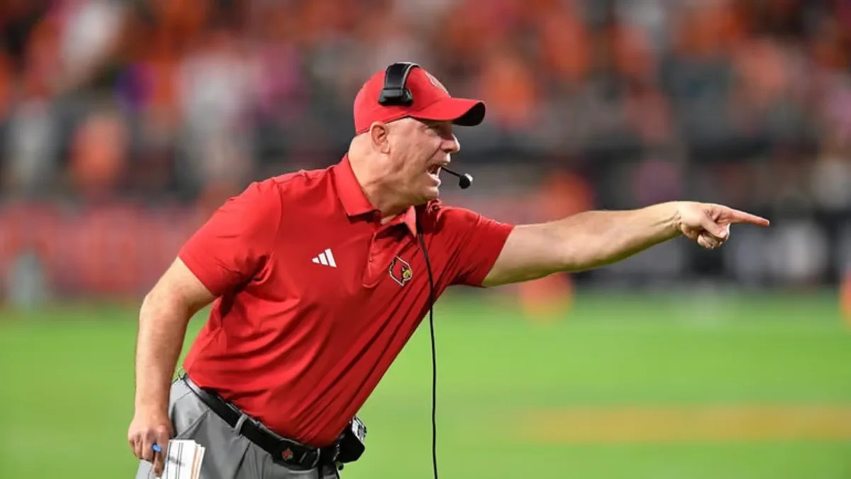 Jeff Brohm comanda Louisville à beira do campo.