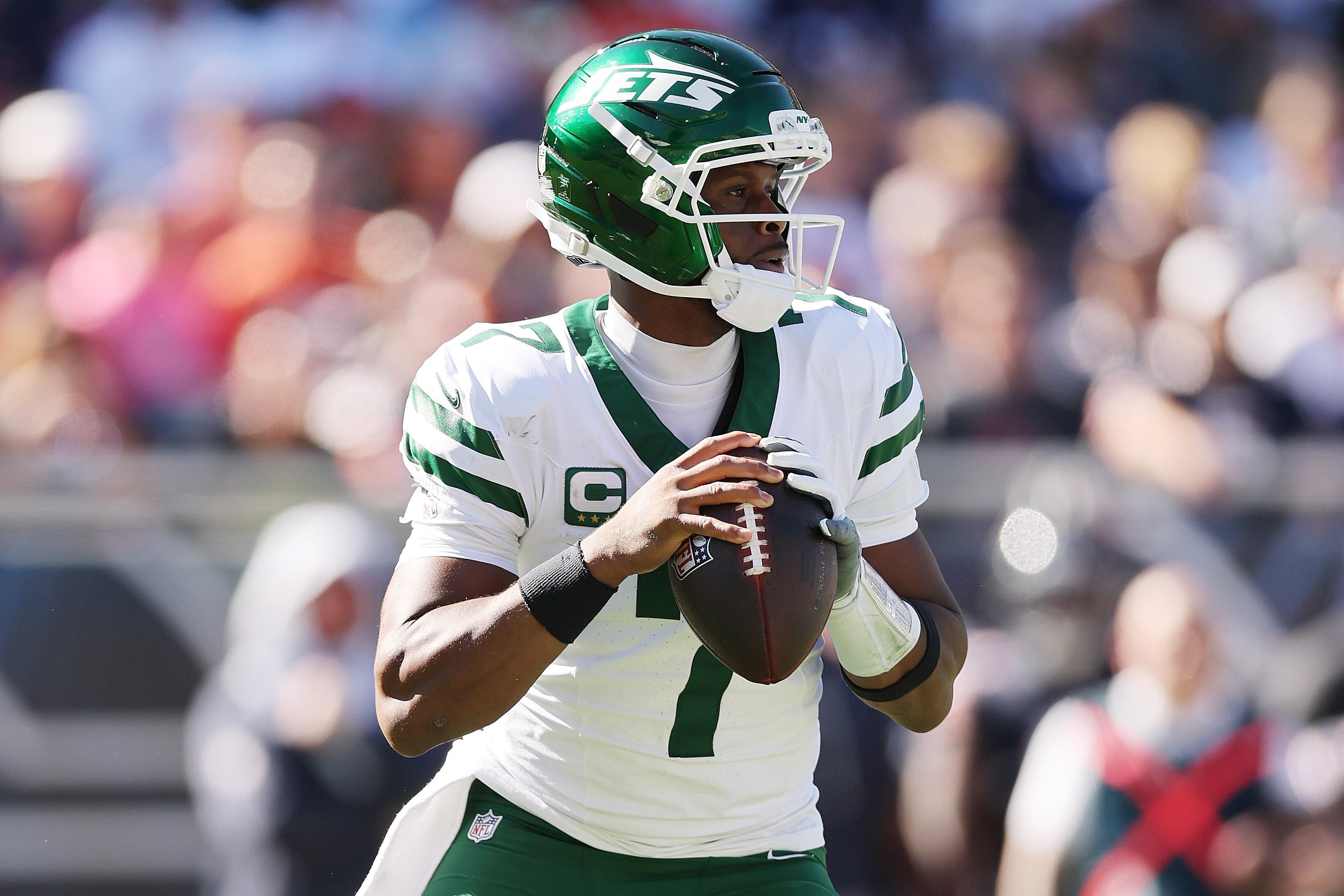 Geno Smith lança pelos Jets contra os Bears, em 4 de outubro de 2026.