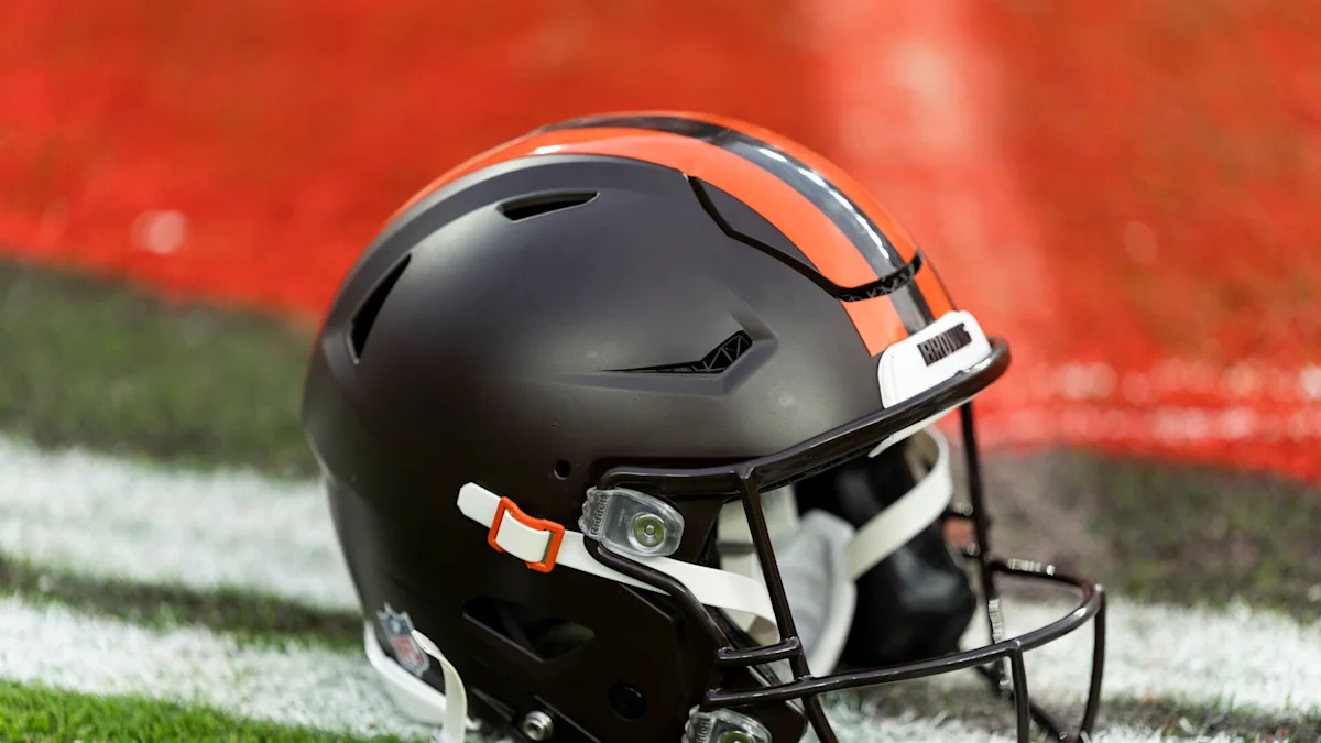 Capacete dos Browns à beira do gramado.