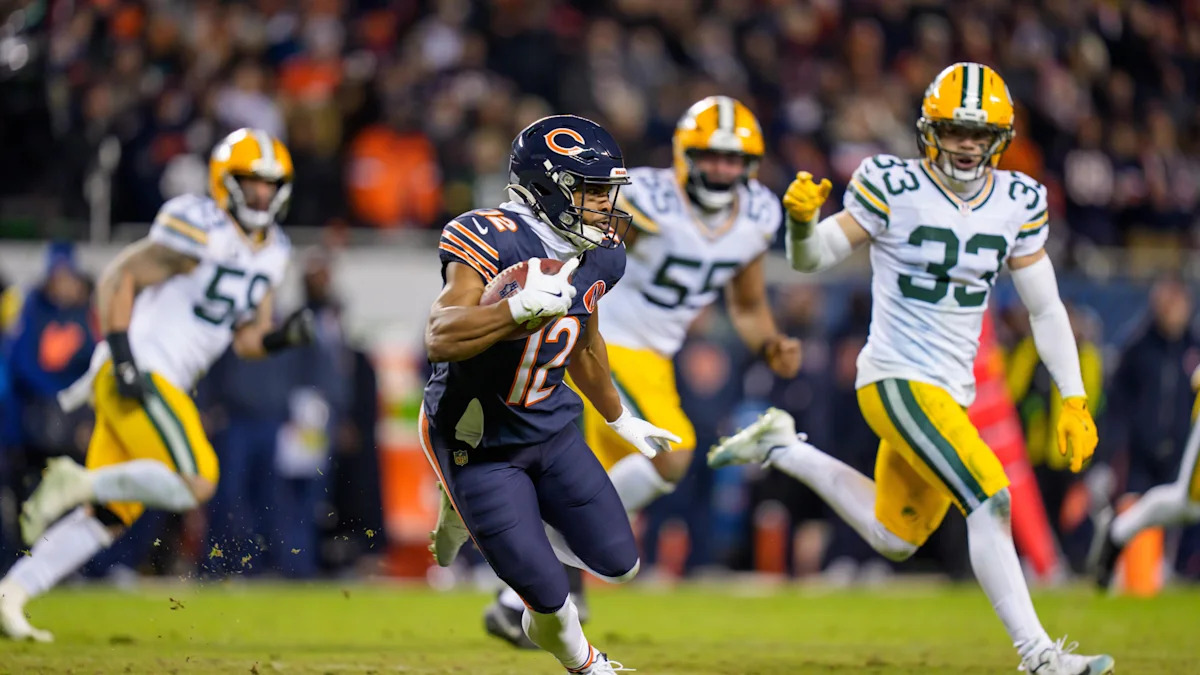 Jogador dos Packers avança com a bola durante uma partida.